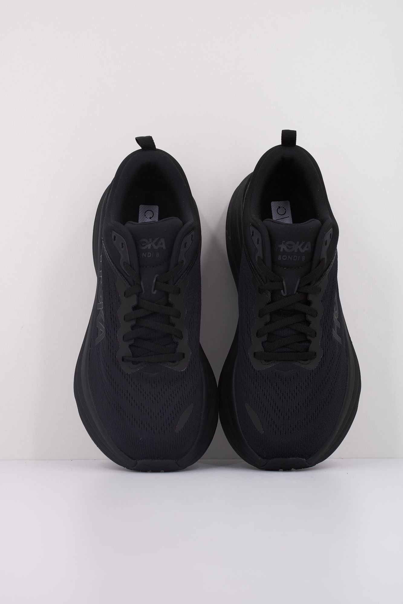 HOKA BONDI 8 en color NEGRO (3)
