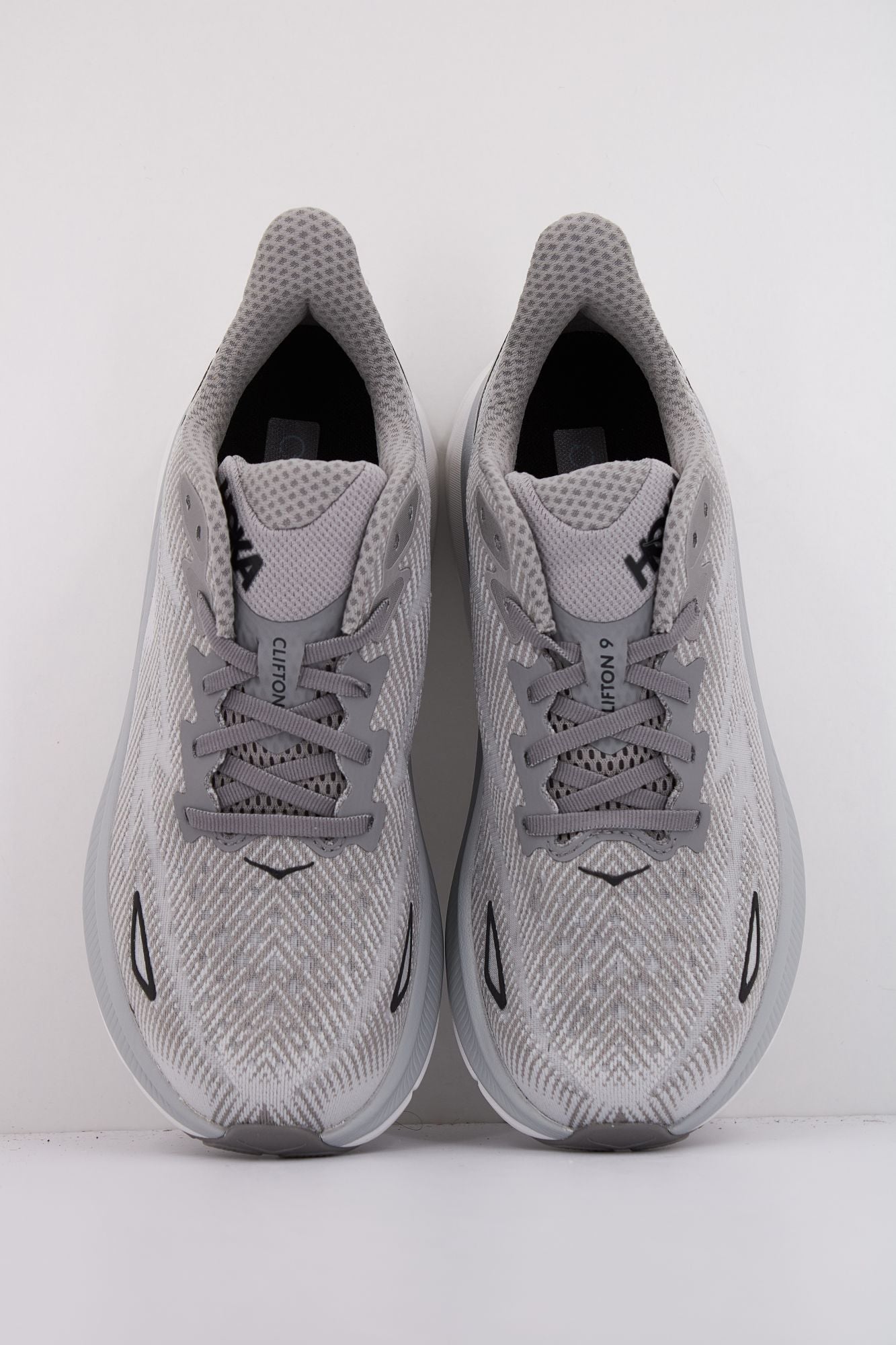 HOKA CLIFTON 9 en color GRIS (3)