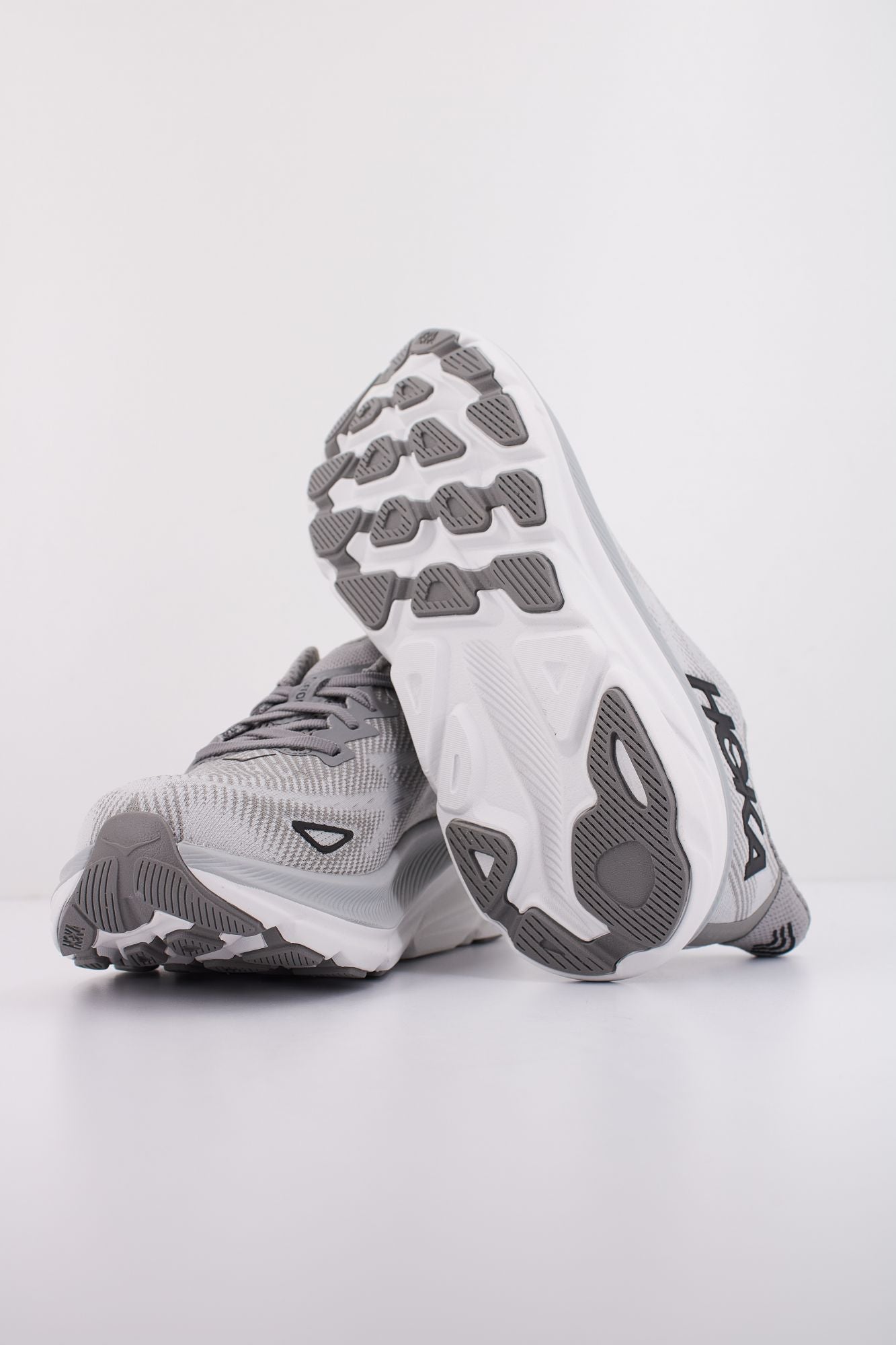 HOKA CLIFTON 9 en color GRIS (5)