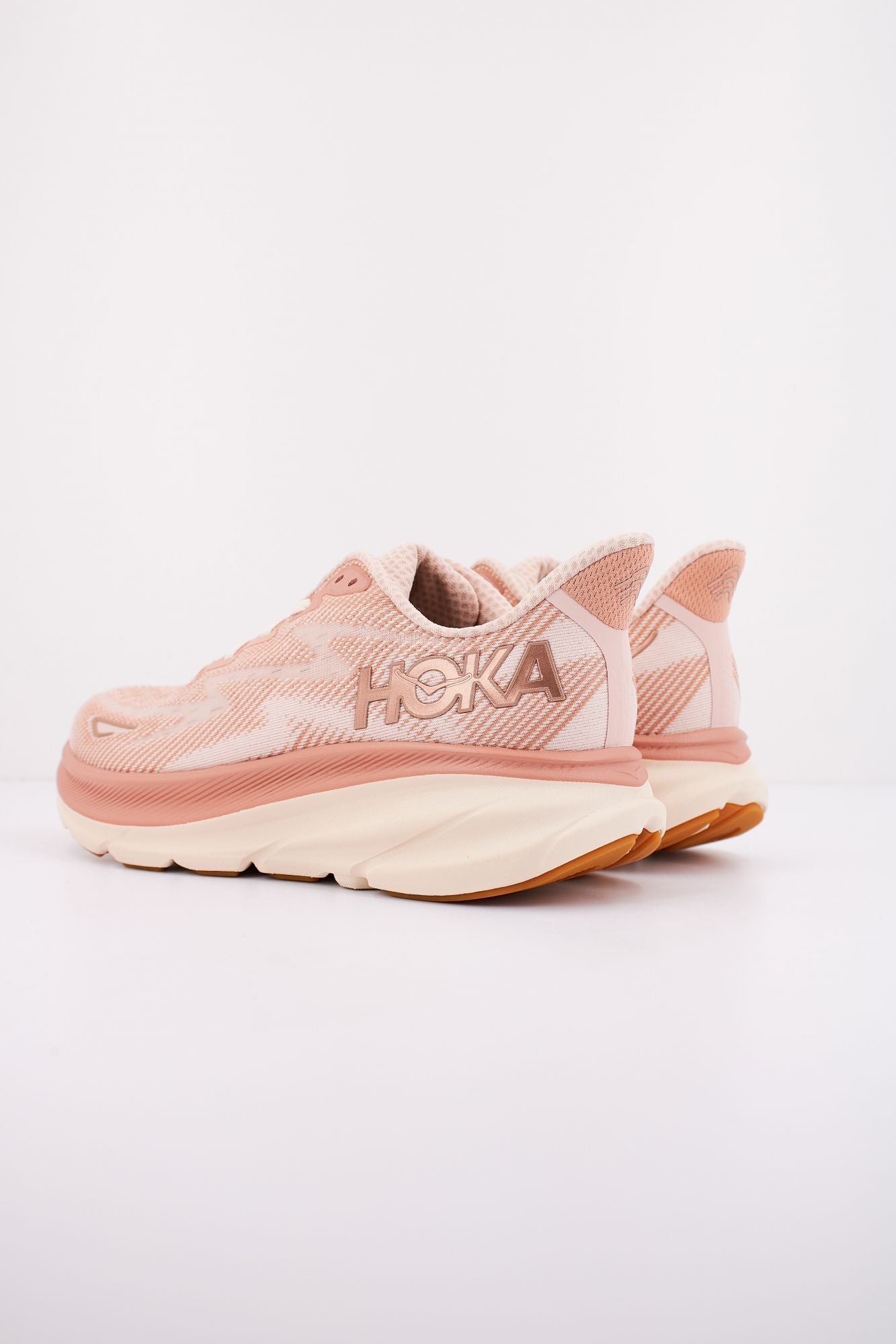 HOKA CLIFTON 9 en color ROSA (3)