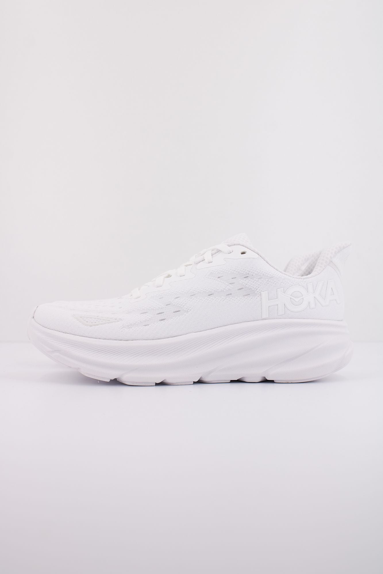 HOKA CLIFTON 9 en color BLANCO (1)