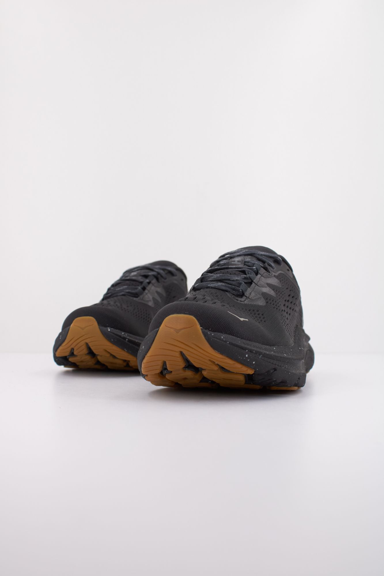 HOKA W KAWANA 2 en color NEGRO (2)
