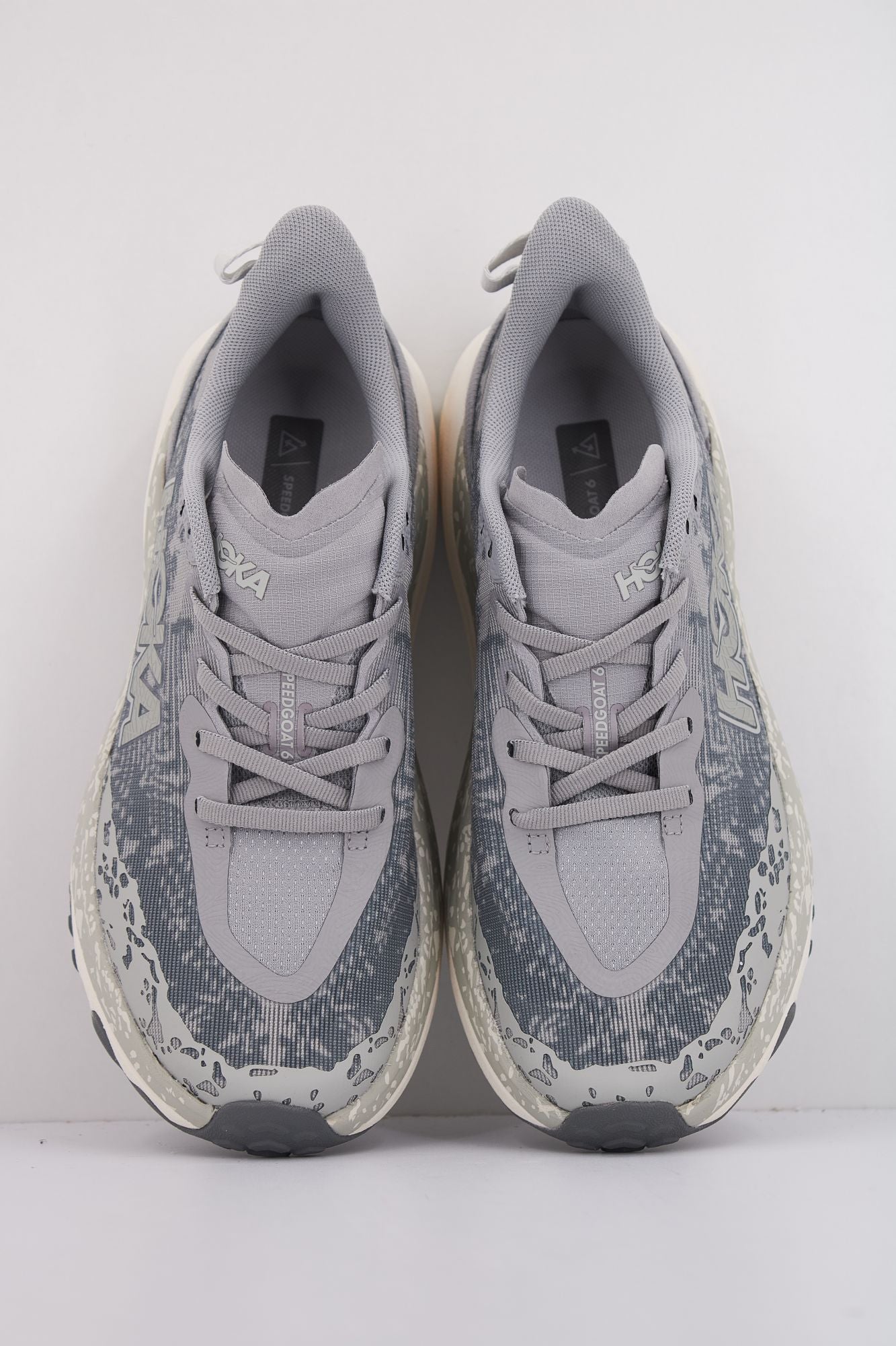 HOKA SPEEDGOAT 6 en color GRIS (3)
