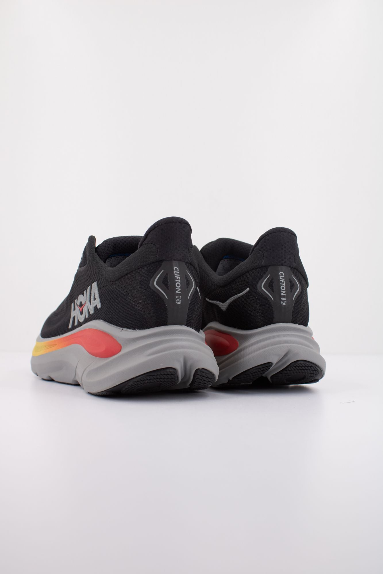 HOKA CLIFTON 10 en color NEGRO (4)