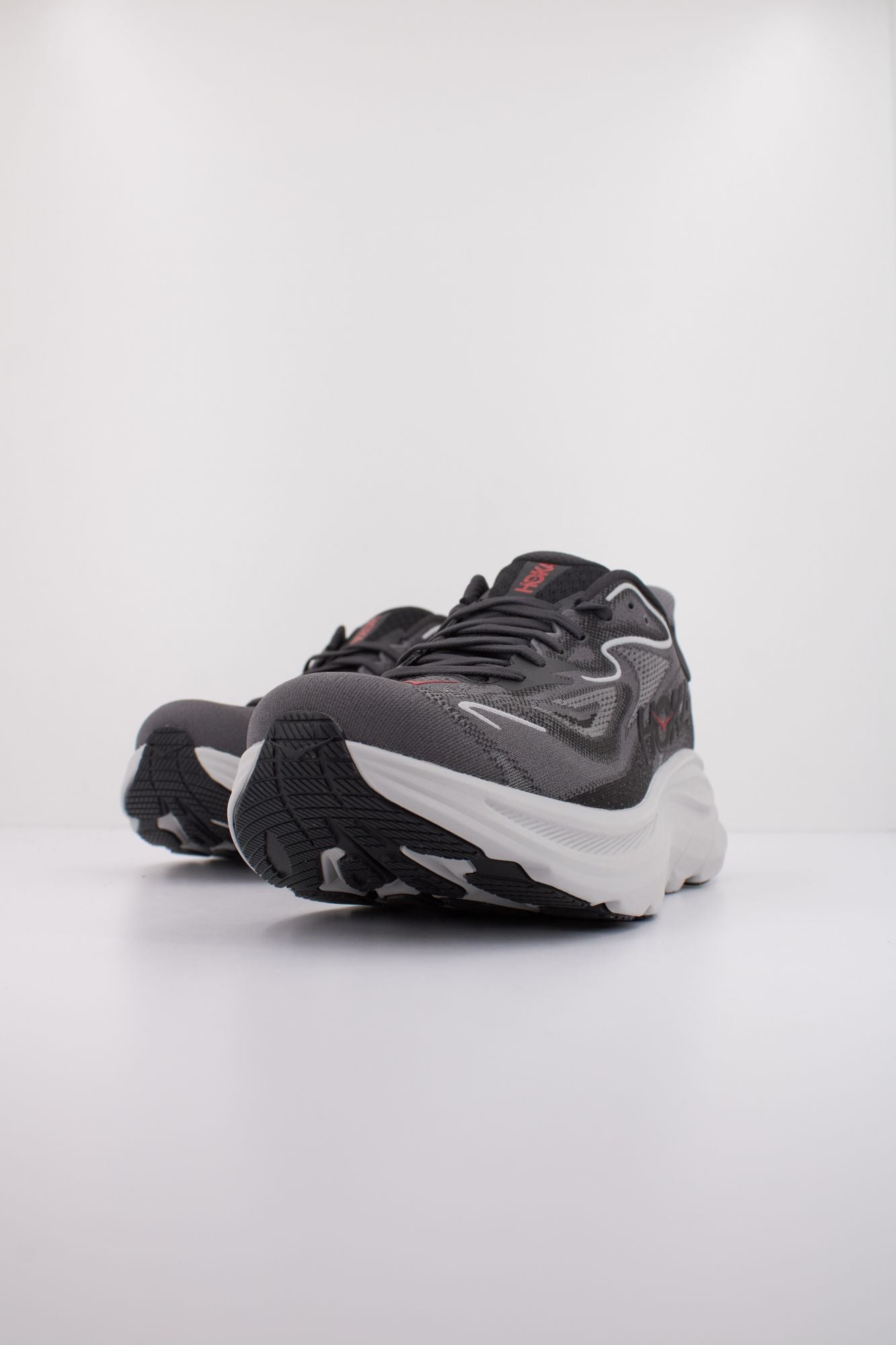 HOKA CLIFTON 10 en color GRIS (2)