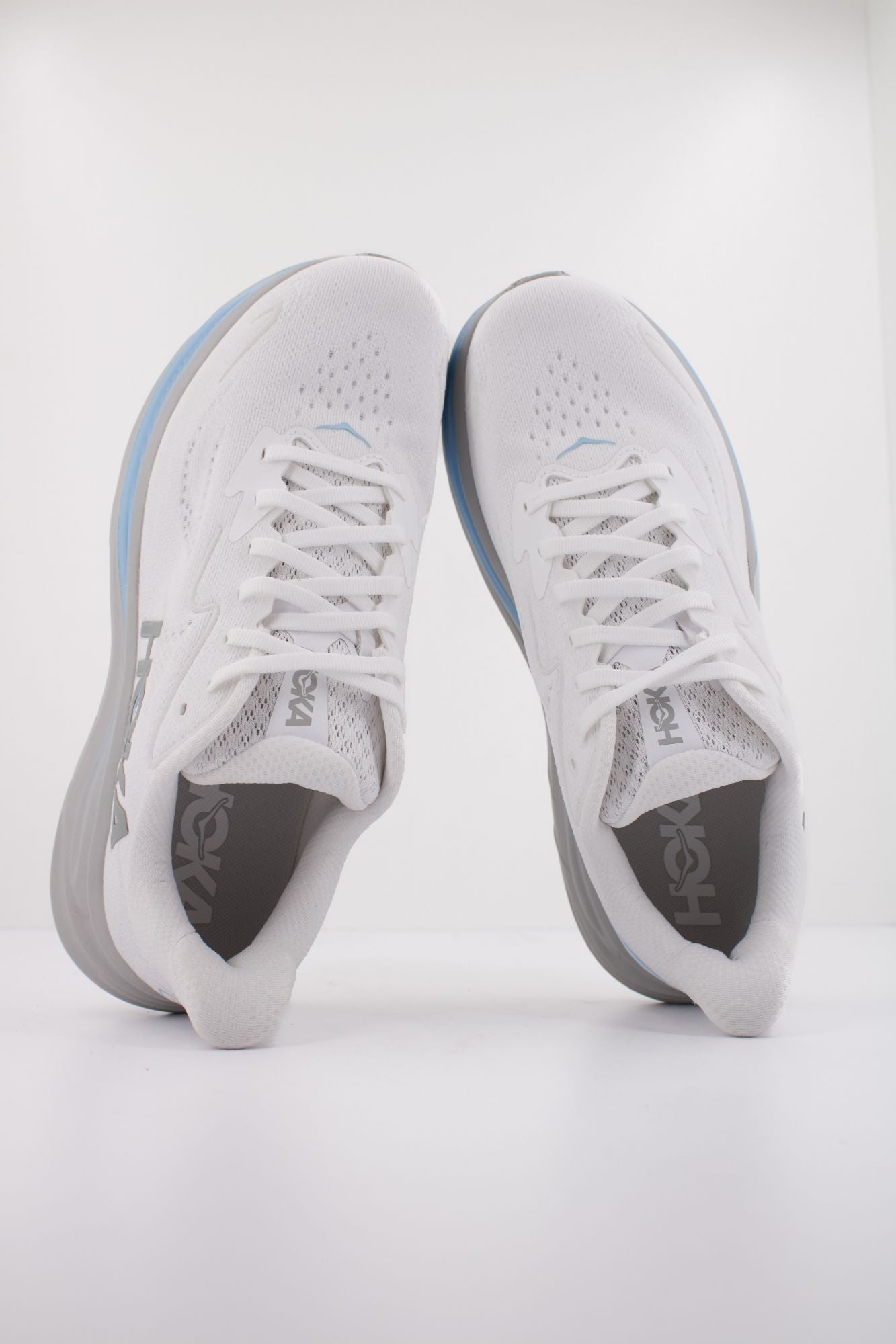 HOKA CLIFTON 10 en color BLANCO (3)