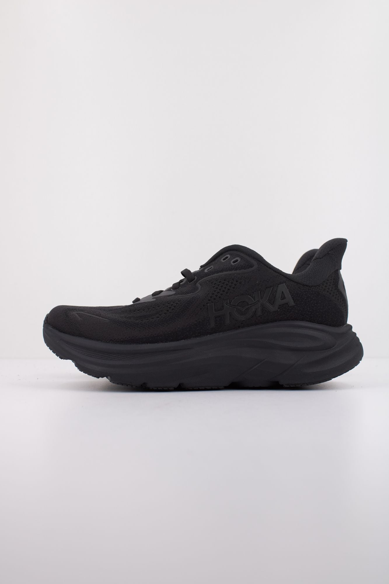 HOKA W CLIFTON 10 en color NEGRO (1)