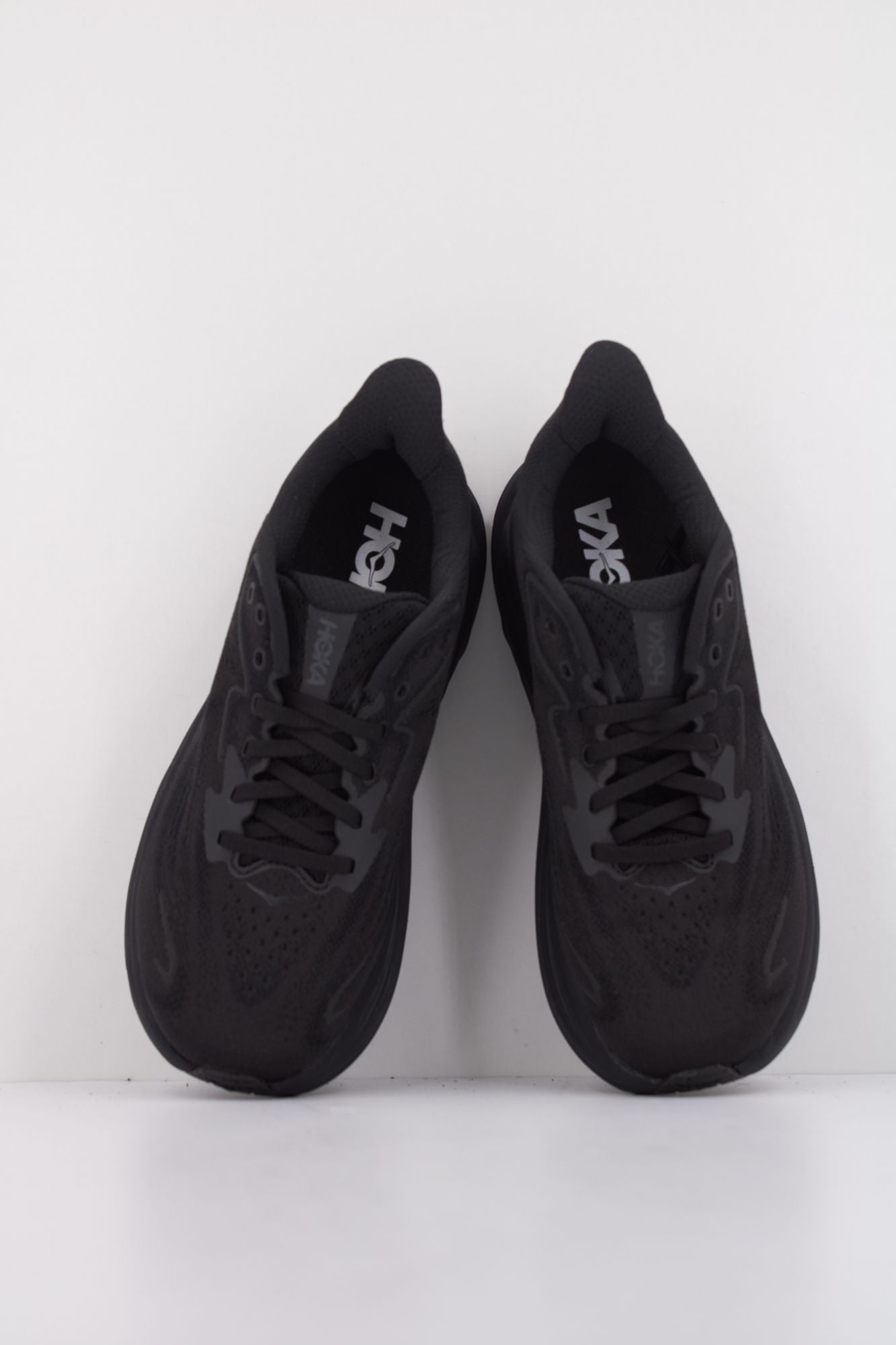 HOKA W CLIFTON 10 en color NEGRO (3)