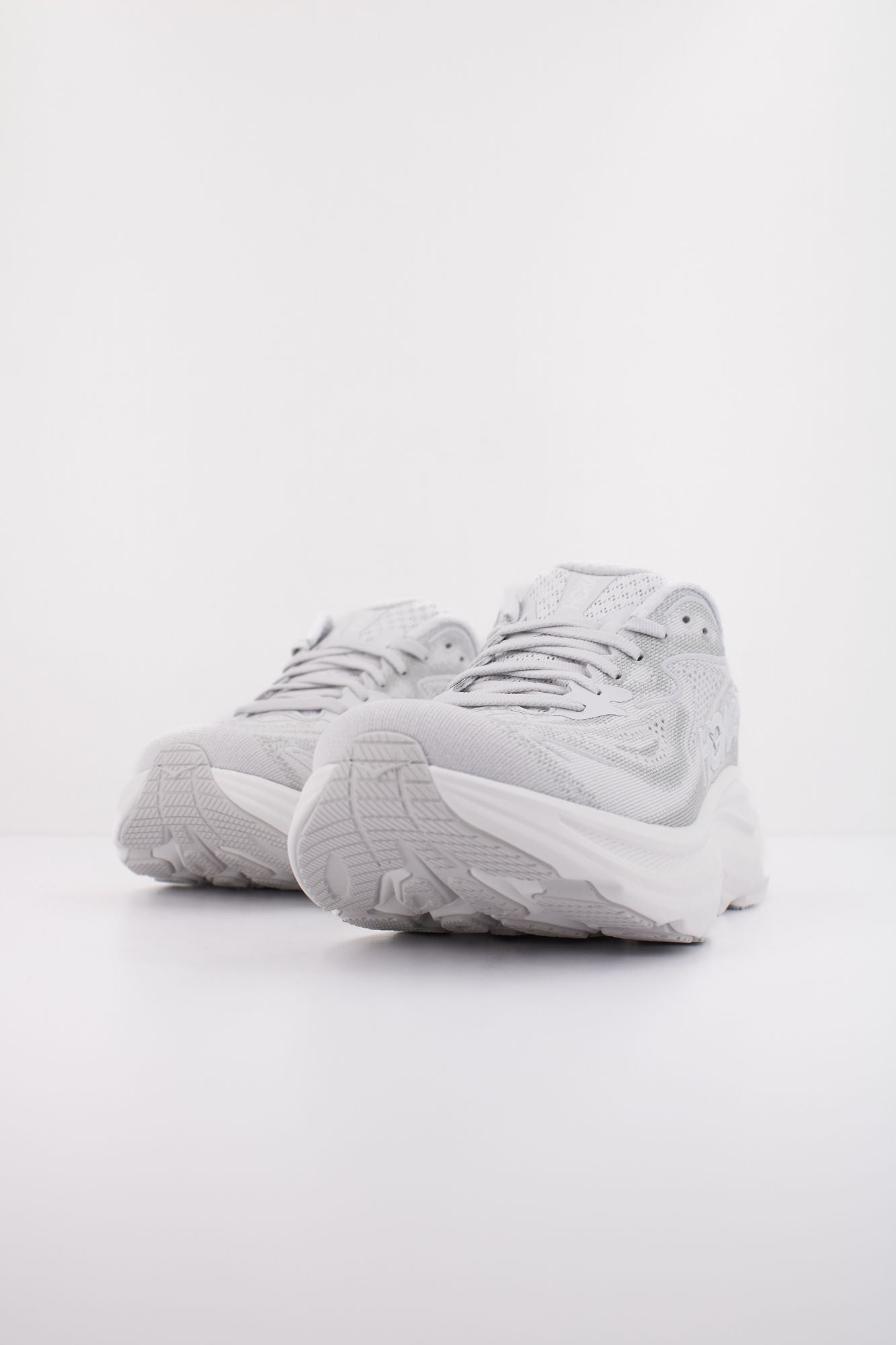 HOKA W CLIFTON 10 en color GRIS (2)