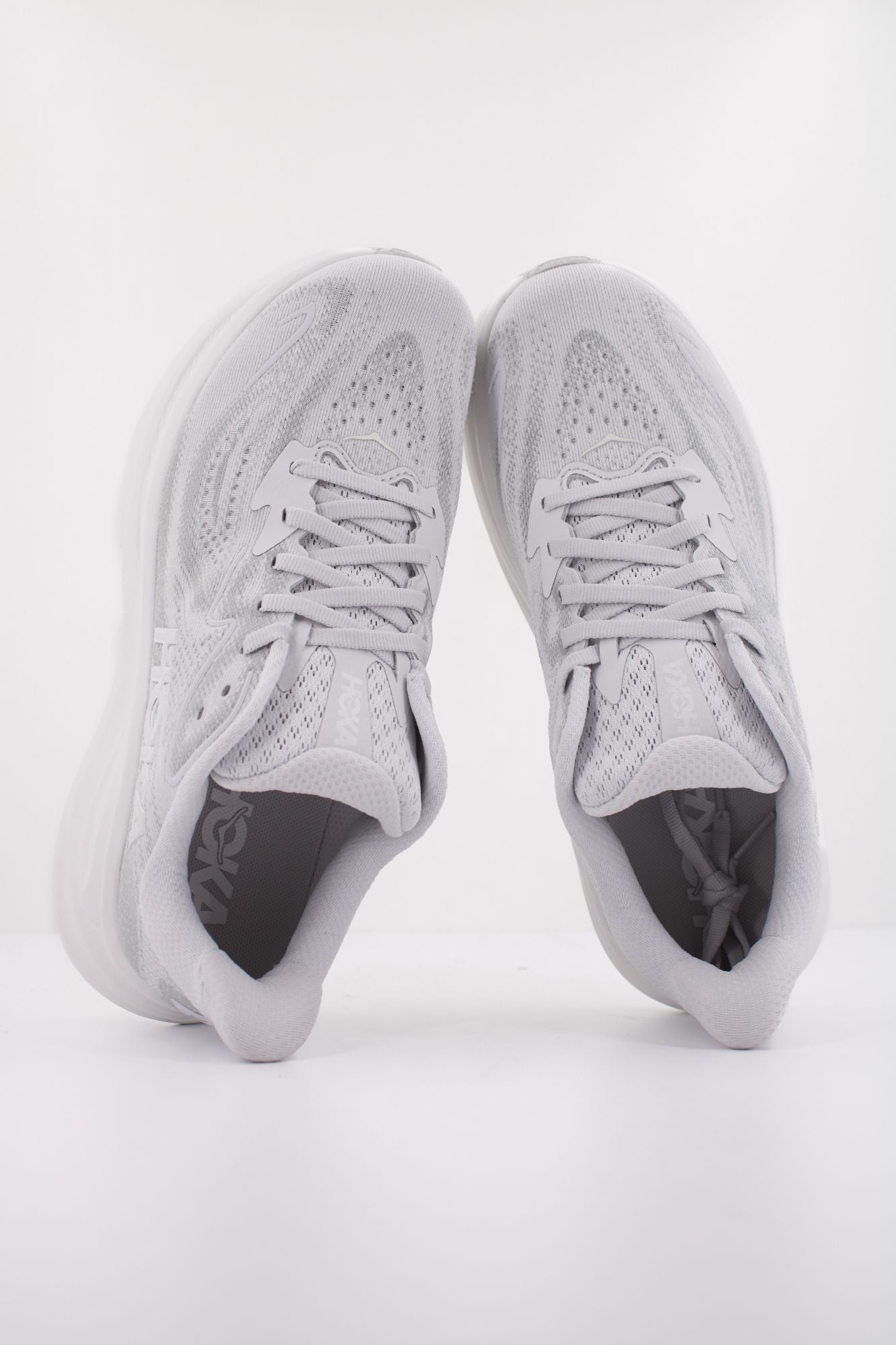 HOKA W CLIFTON 10 en color GRIS (3)