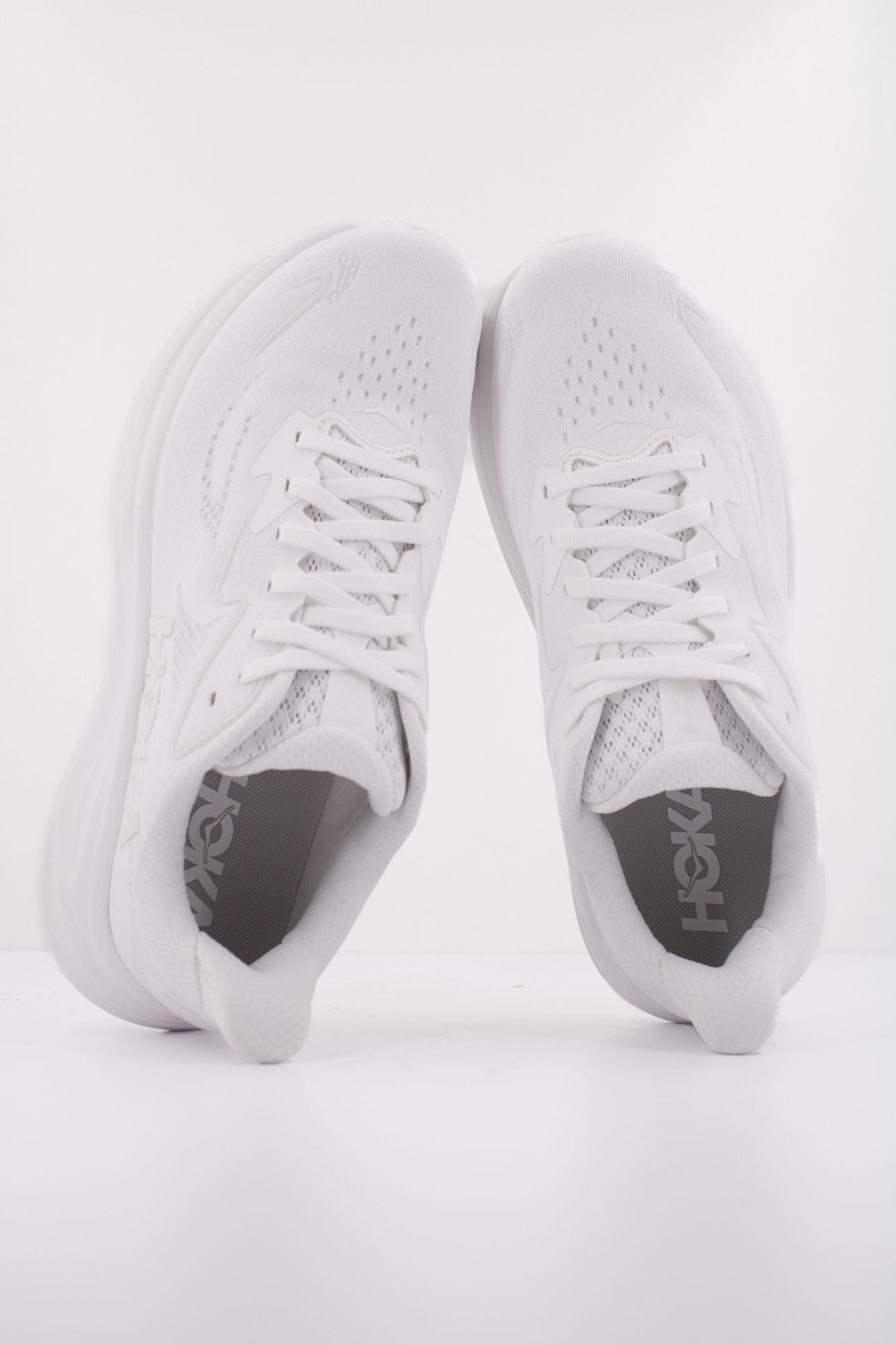 HOKA W CLIFTON 10 en color BLANCO (3)