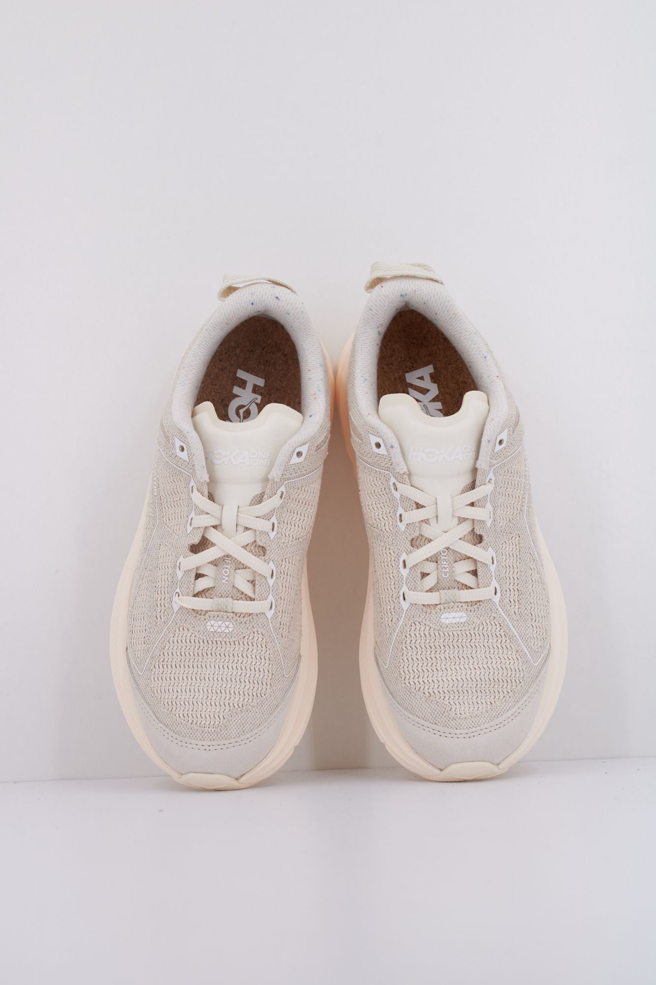 HOKA U CLIFTON ONE9 BP en color BEIS (3)