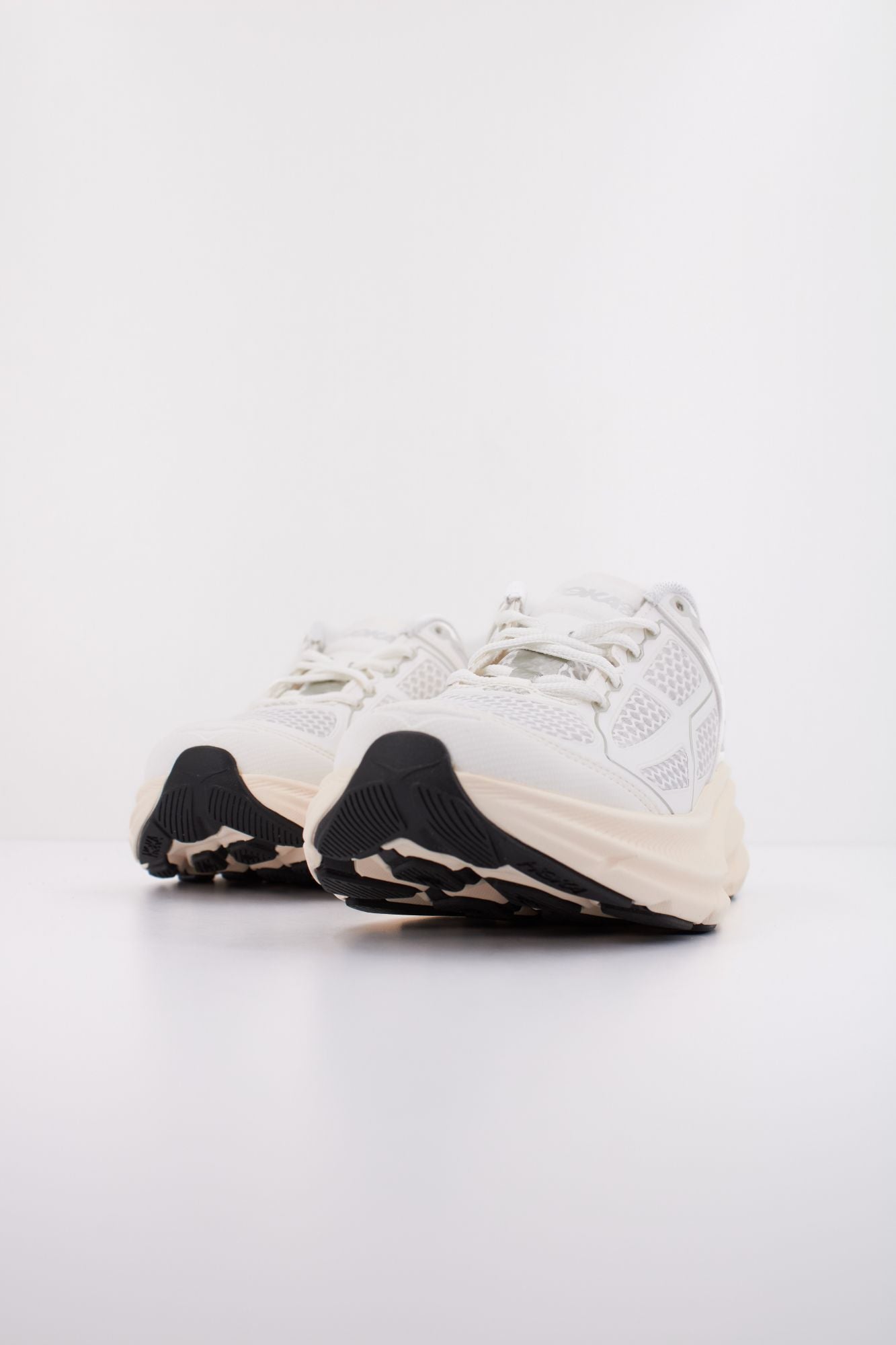 HOKA U CLIFTON ONE9 en color BLANCO (2)