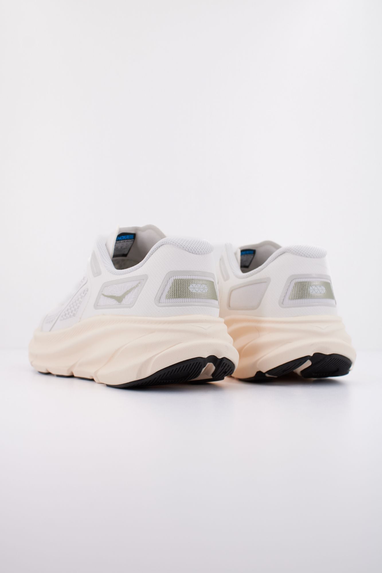HOKA U CLIFTON ONE9 en color BLANCO (4)