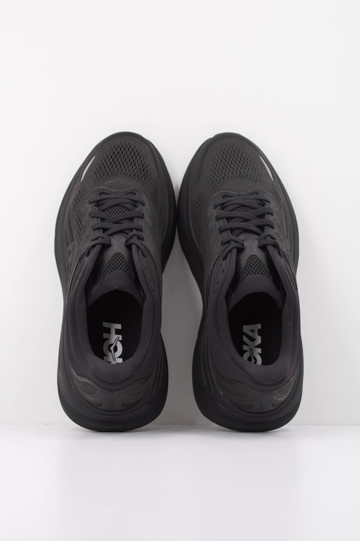 HOKA 1162011HO ZAPATILLA BONDI 9 en color NEGRO (3)