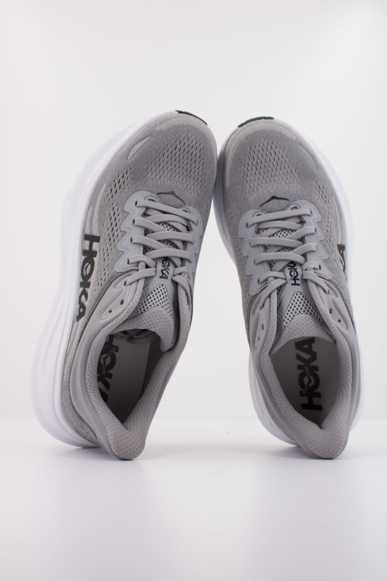 HOKA BONDI 9 en color GRIS (3)