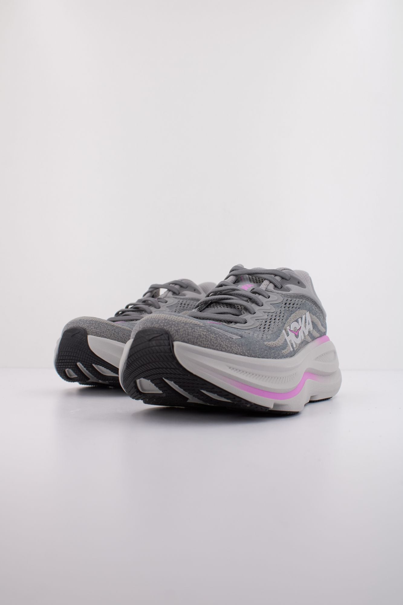 HOKA W BONDI 9 en color GRIS (2)