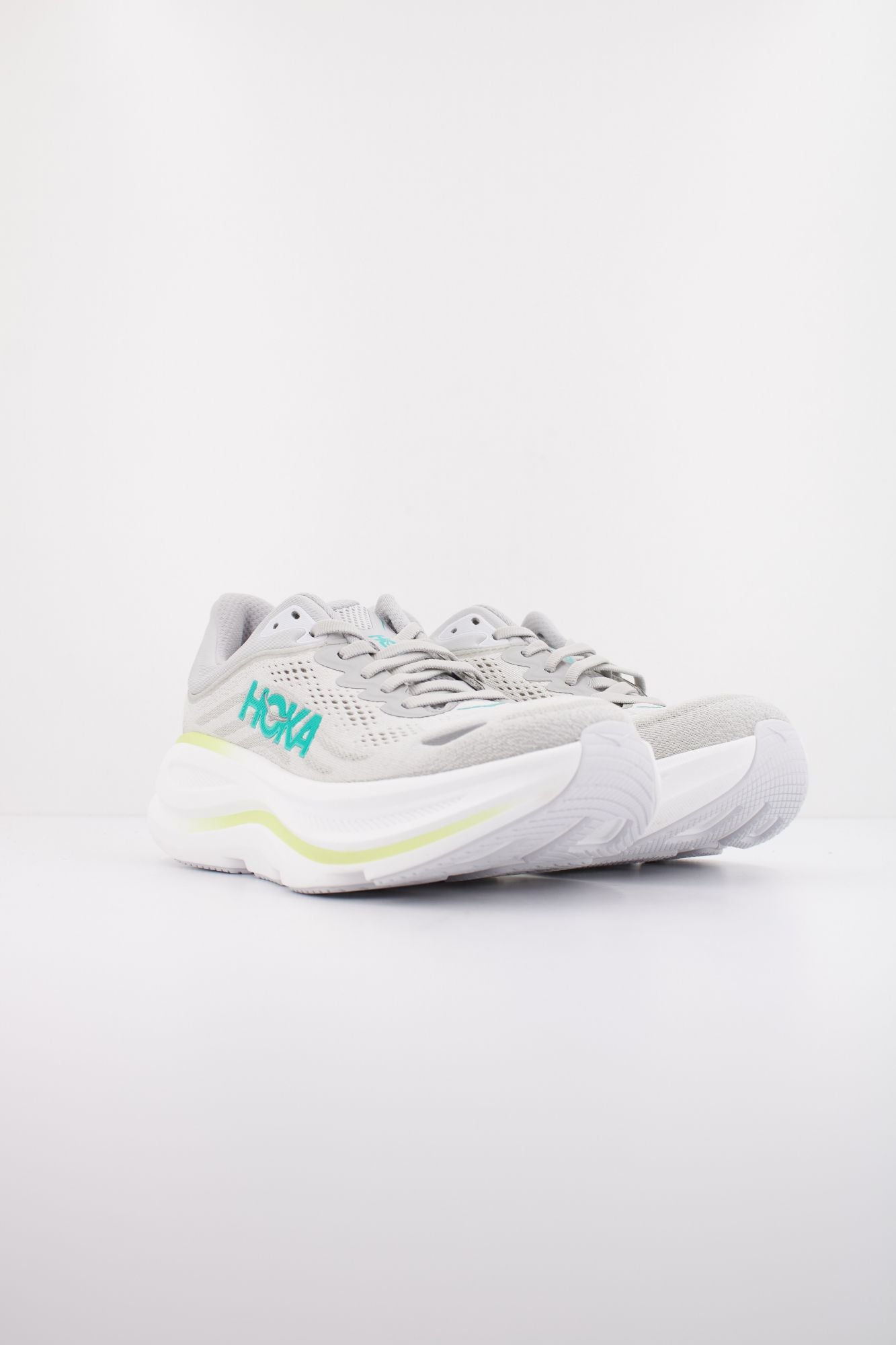 HOKA W BONDI 9 en color GRIS (2)