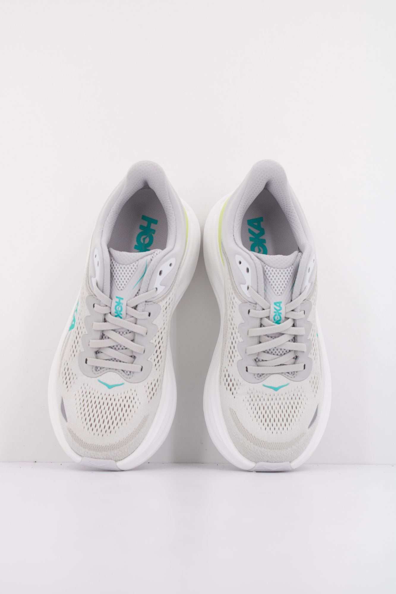 HOKA W BONDI 9 en color GRIS (3)