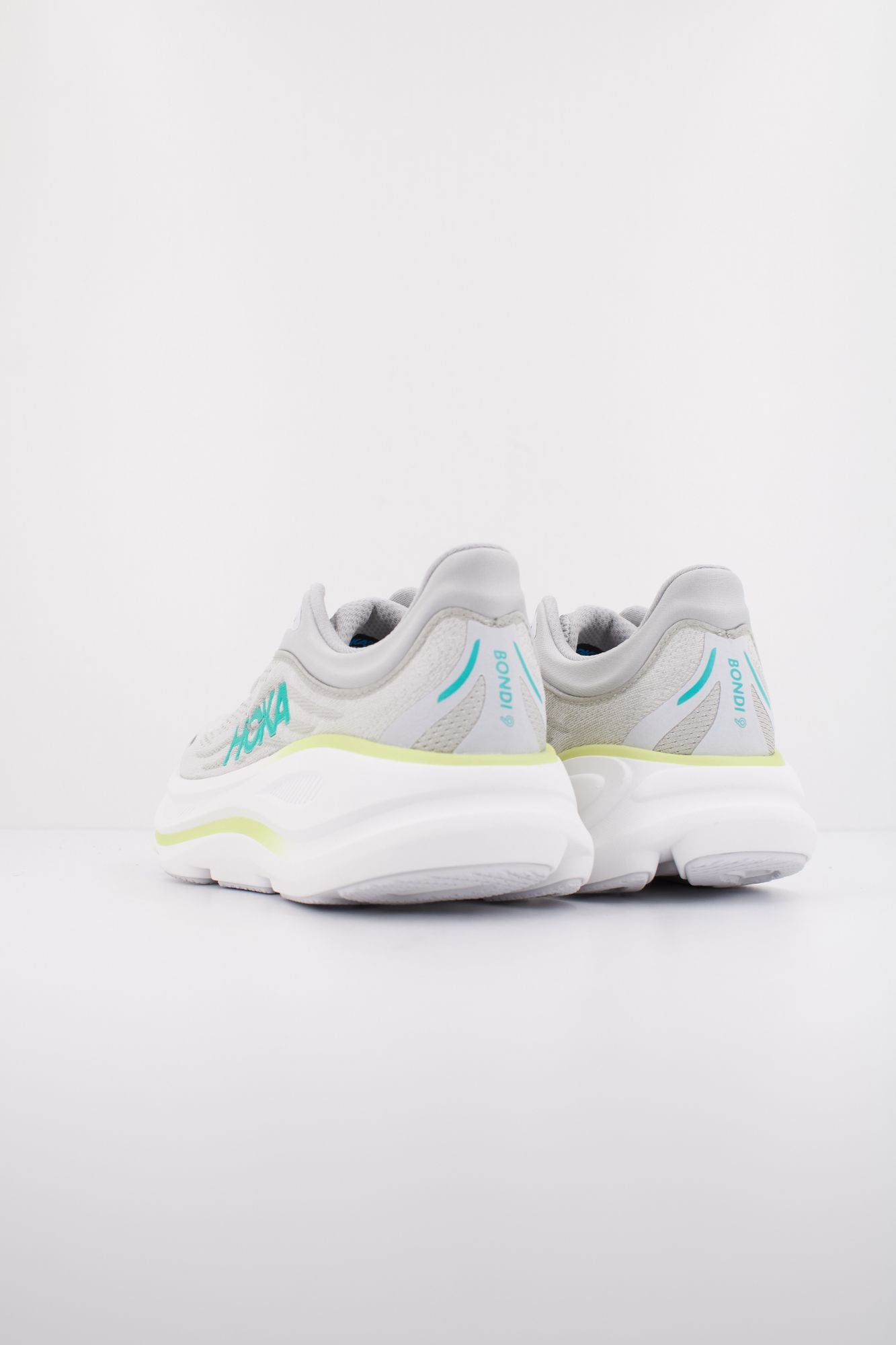 HOKA W BONDI 9 en color GRIS (4)