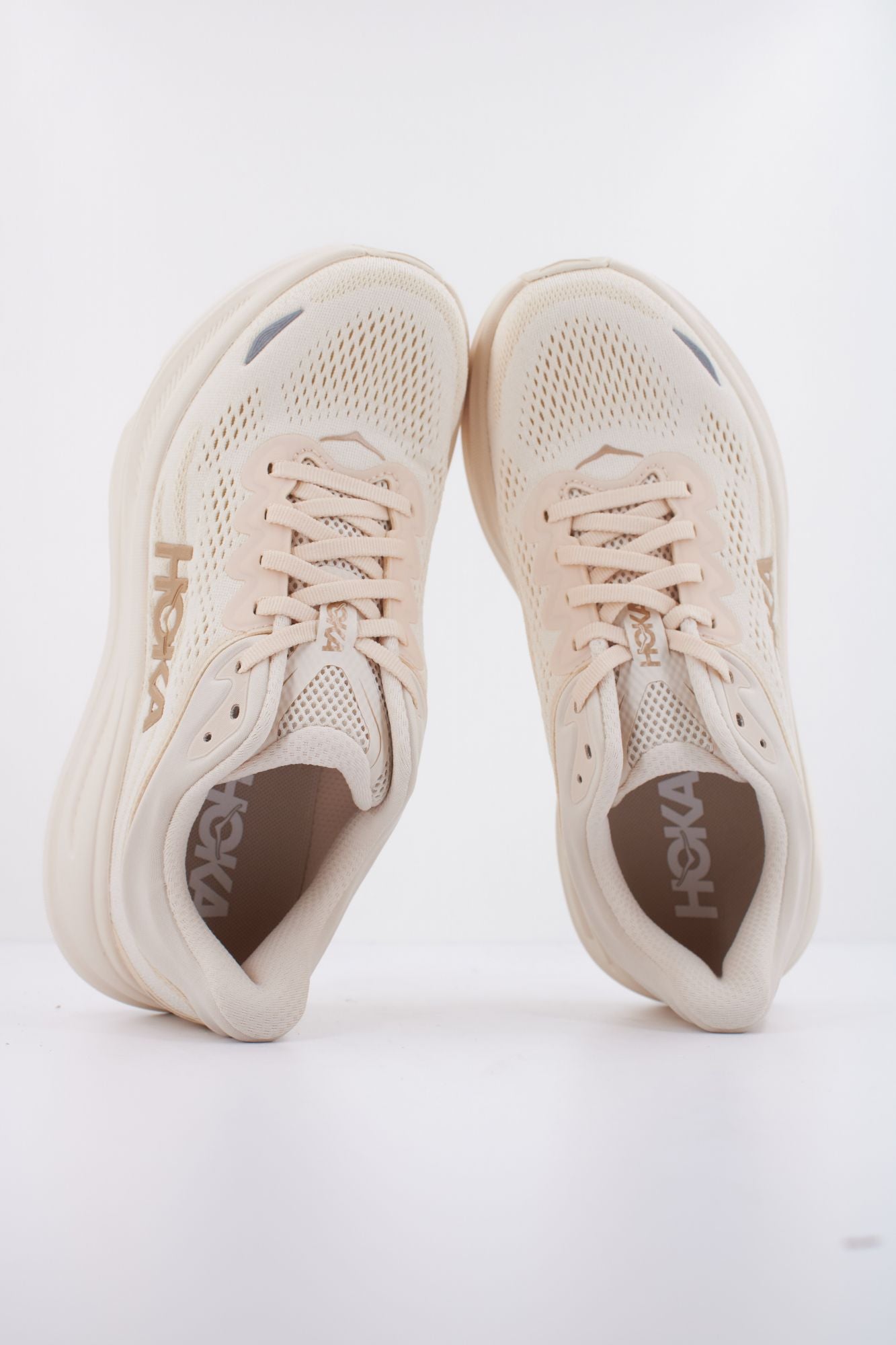 HOKA W BONDI 9 en color BEIS (3)