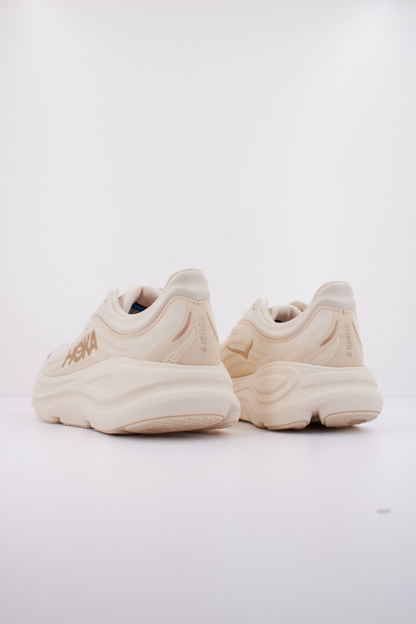 HOKA W BONDI 9 en color BEIS (4)