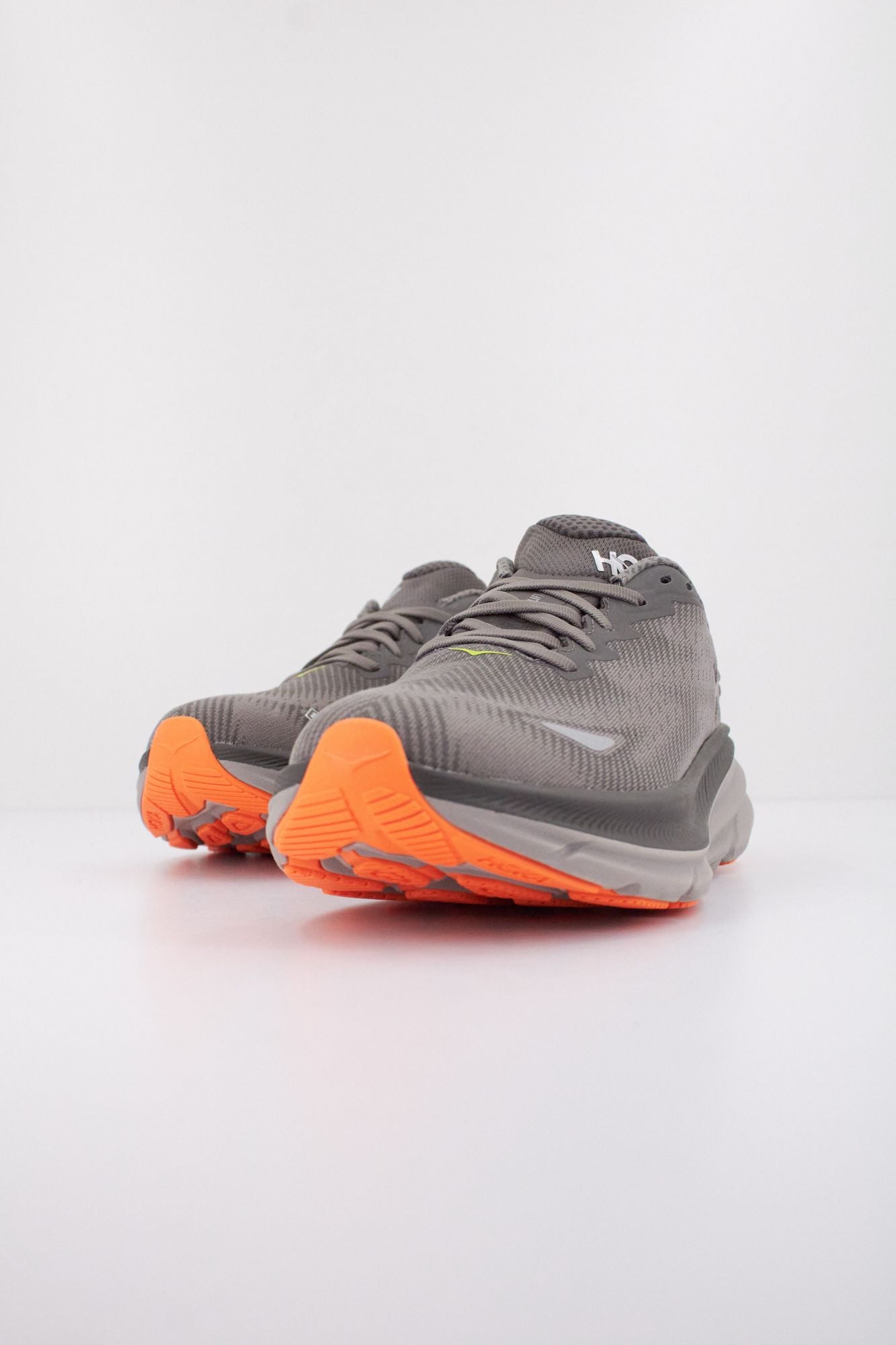 HOKA CLIFTON 9 GTX en color GRIS (2)