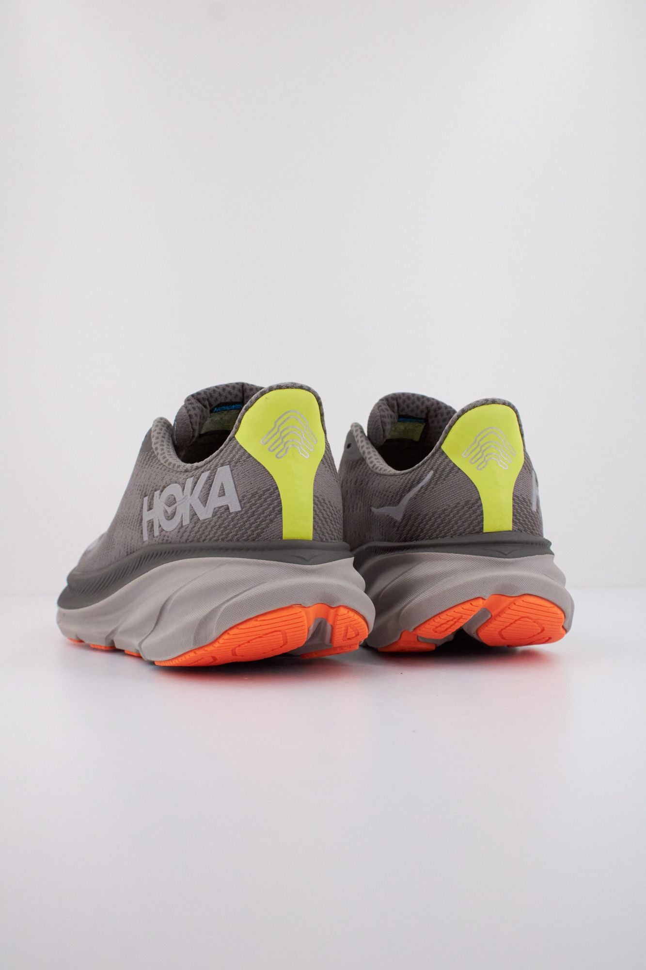 HOKA CLIFTON 9 GTX en color GRIS (4)