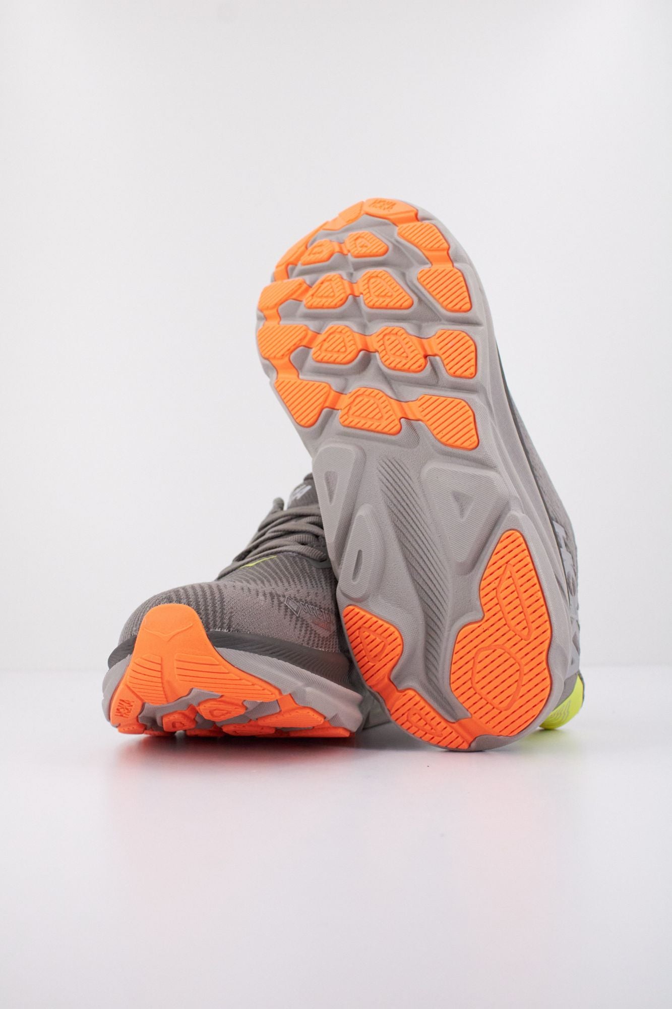 HOKA CLIFTON 9 GTX en color GRIS (5)