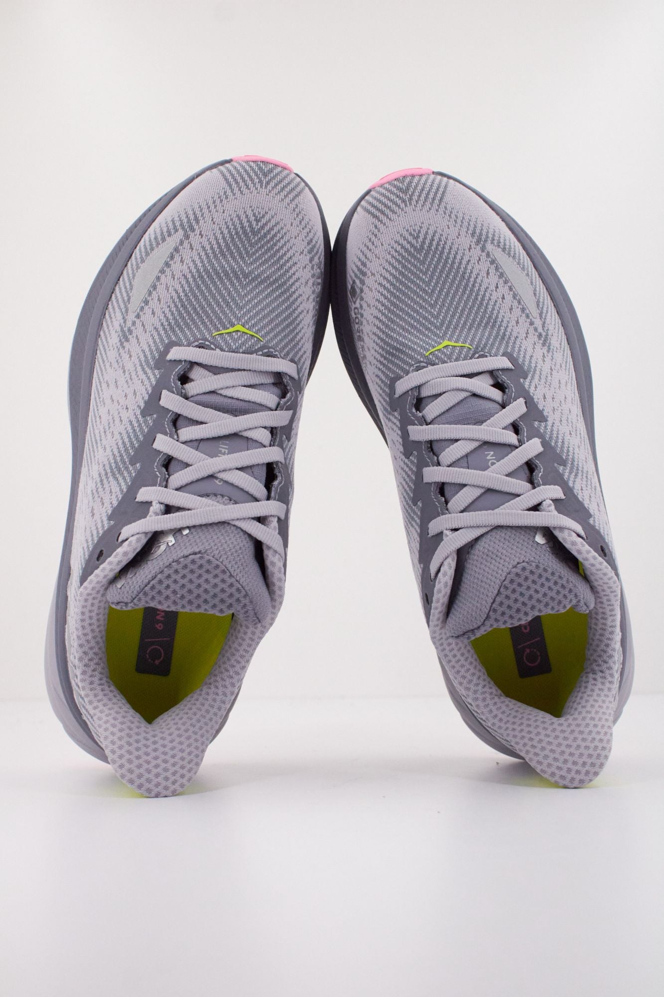 HOKA W CLIFTON 9 GT en color GRIS (3)