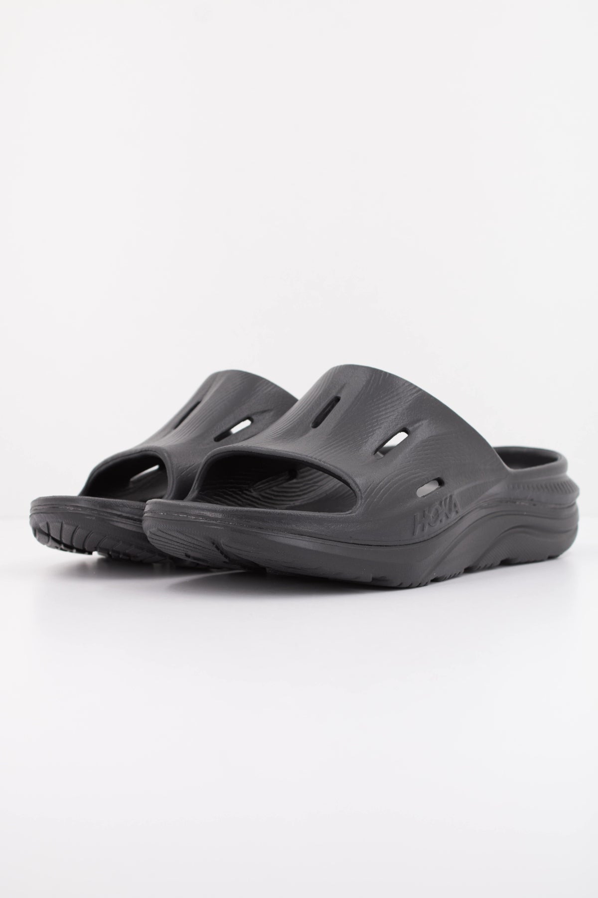 HOKA  U ORA RECOVERY  en color NEGRO (2)