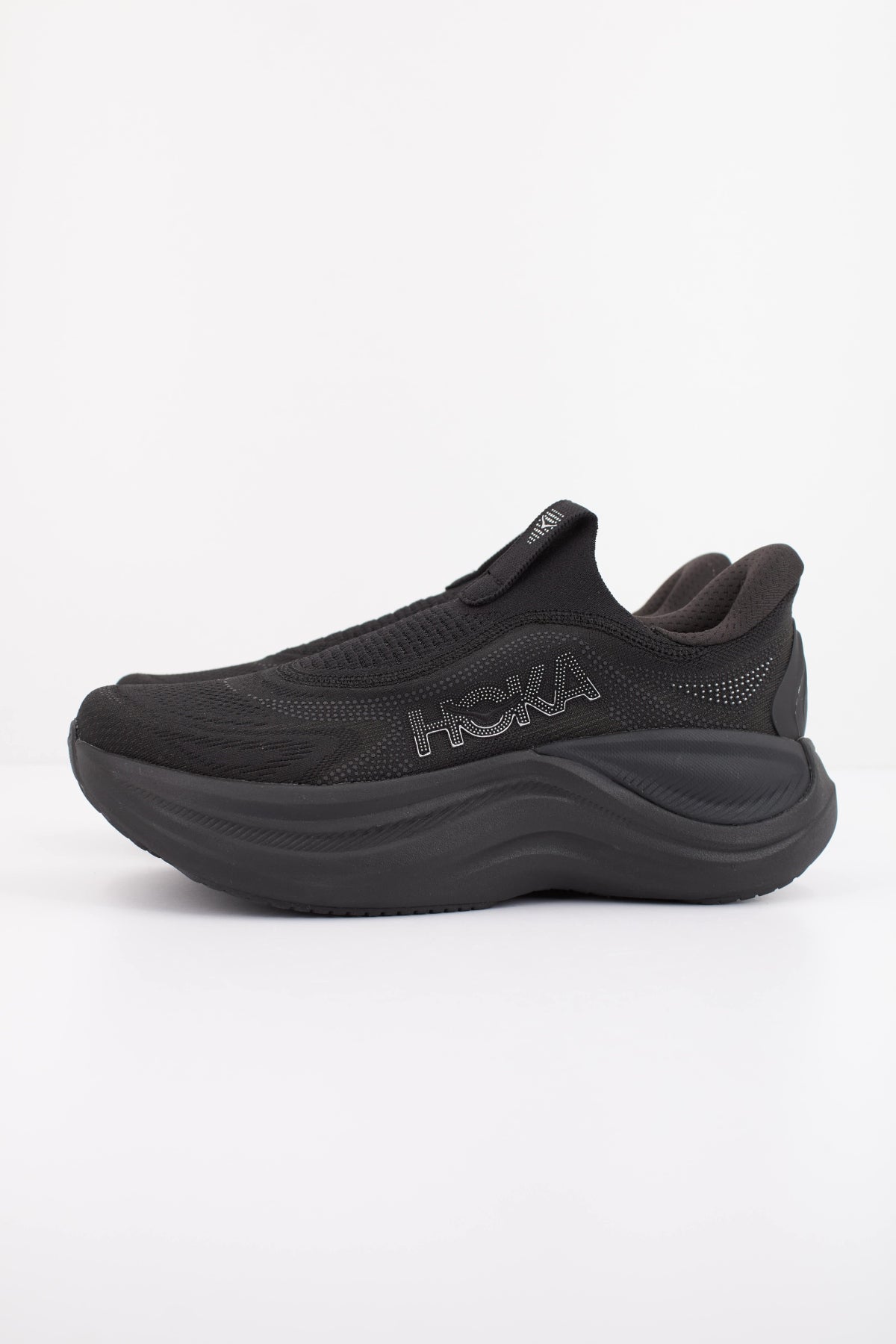 HOKA W SKYWARD en color NEGRO (1)