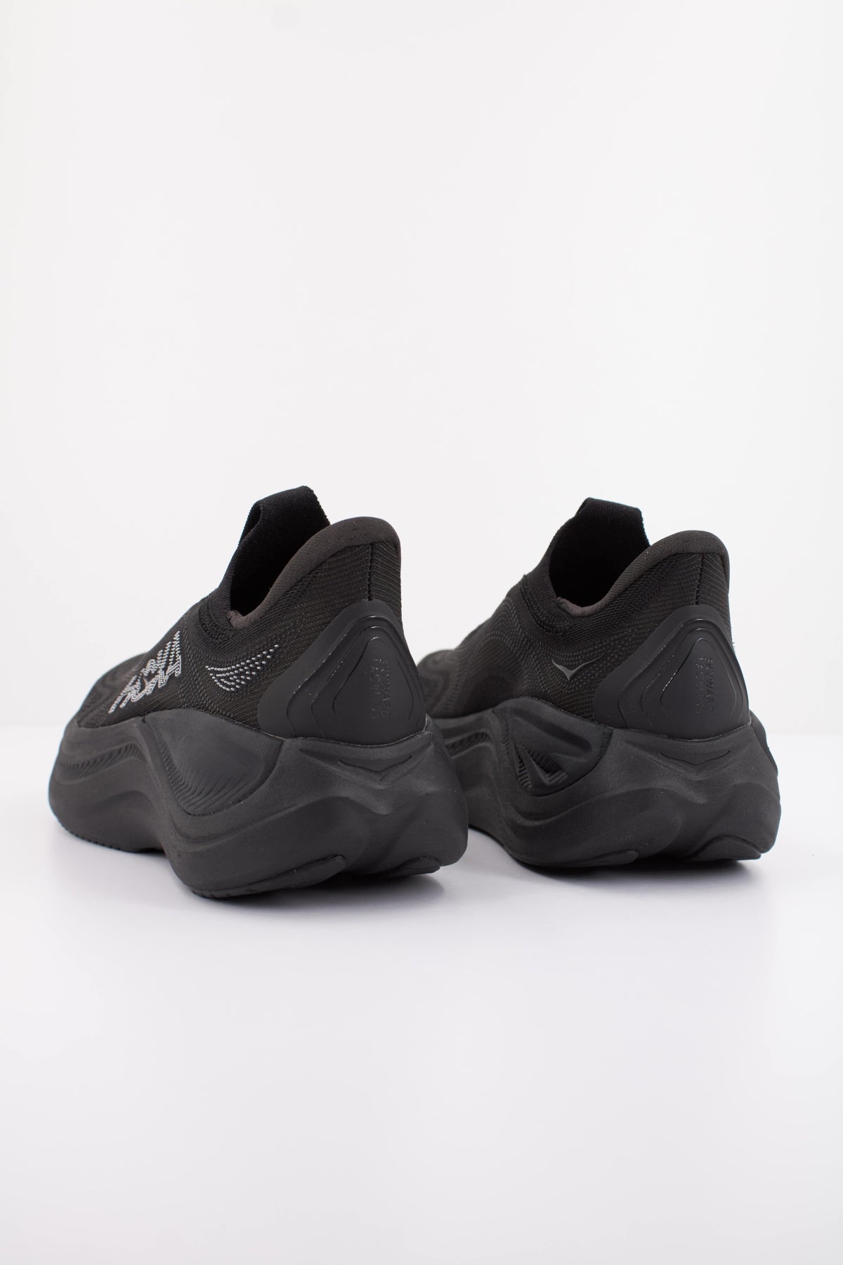 HOKA ZAPATILLA W SKYWARD en color NEGRO (4)