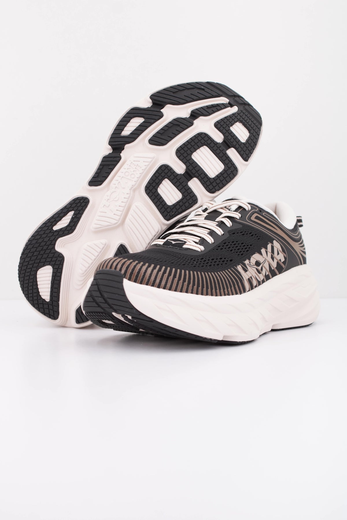 HOKA  W BONDI 7  en color NEGRO (5)