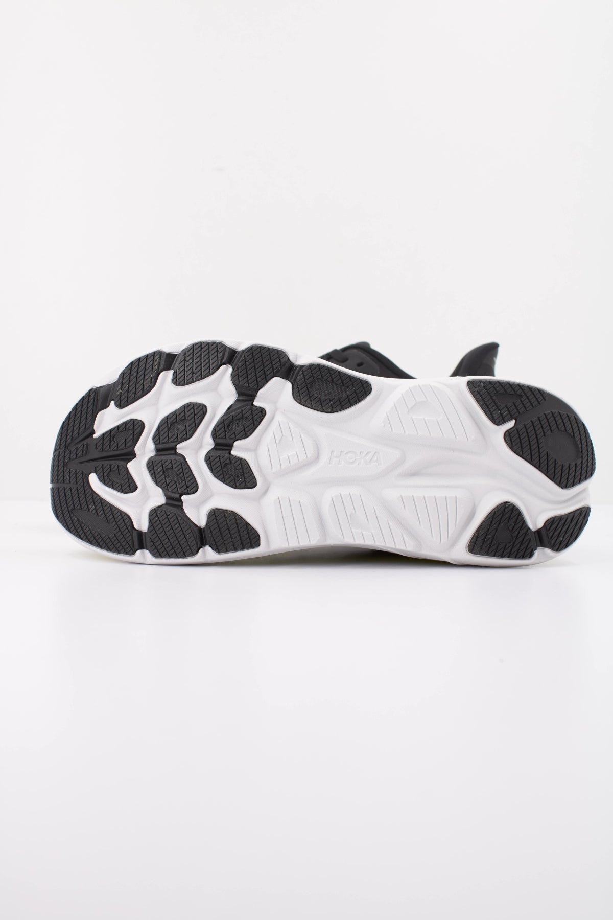 HOKA ZAPATILLA CLIFTON 11 en color NEGRO (5)