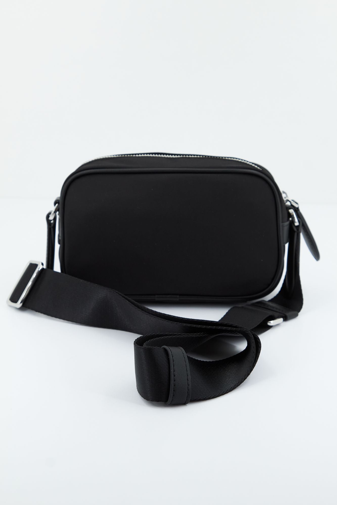 KARL LAGERFELD K/IKONIK 2.0 NYLON CAMERA en color NEGRO (3)