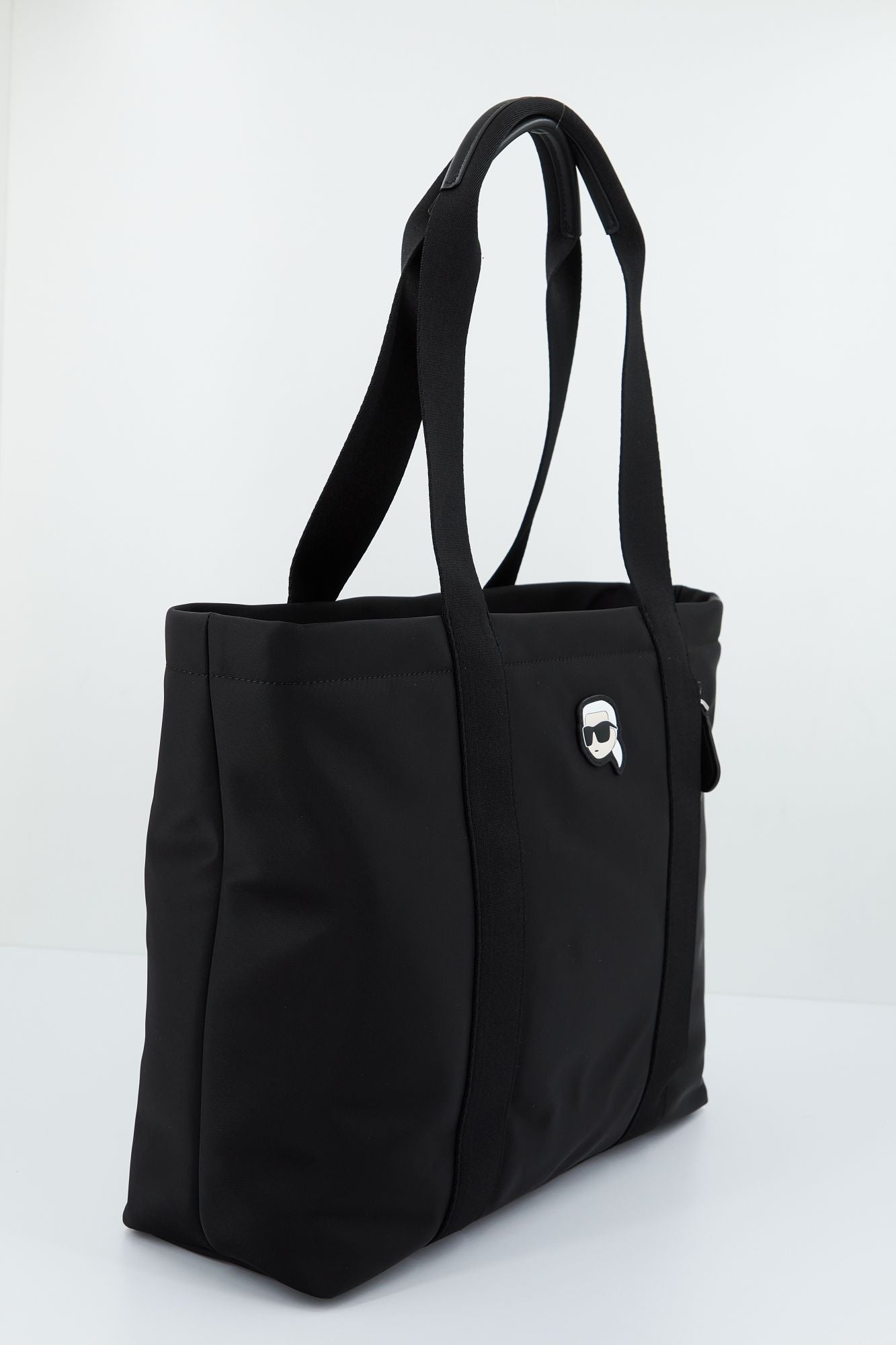 KARL LAGERFELD K/IKONIK 2.0 NYLON ZIP TOT en color NEGRO (2)