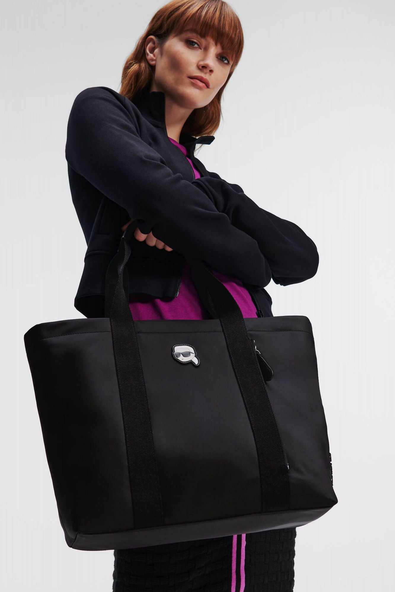 KARL LAGERFELD K/IKONIK 2.0 NYLON ZIP TOT en color NEGRO (5)