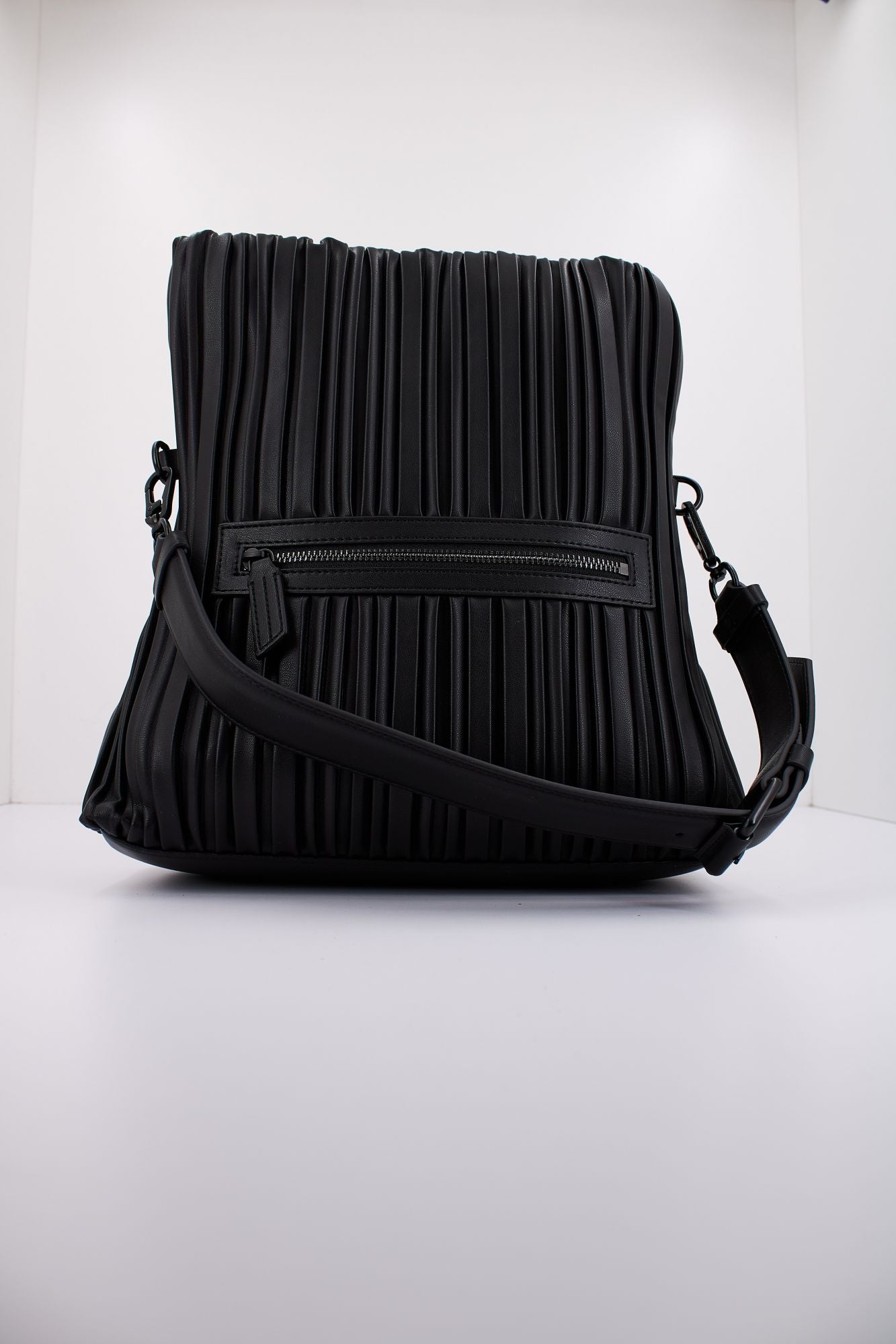 KARL LAGERFELD KUSIONS SM FOLDED TOTE en color NEGRO (3)