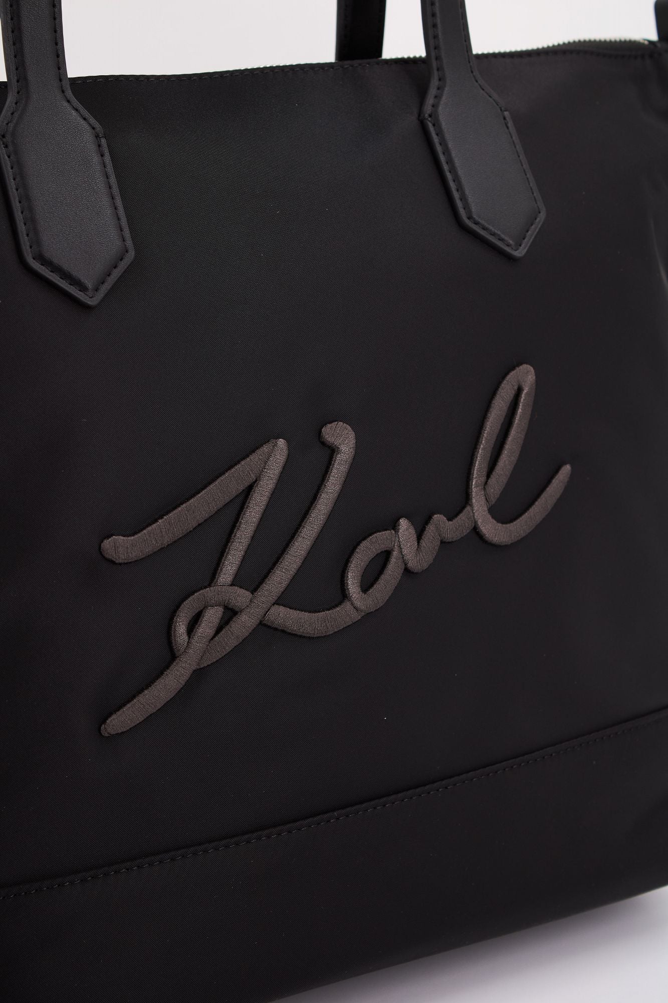 KARL LAGERFELD  K/SIGNATURE NYLON MD TOTE en color NEGRO (4)