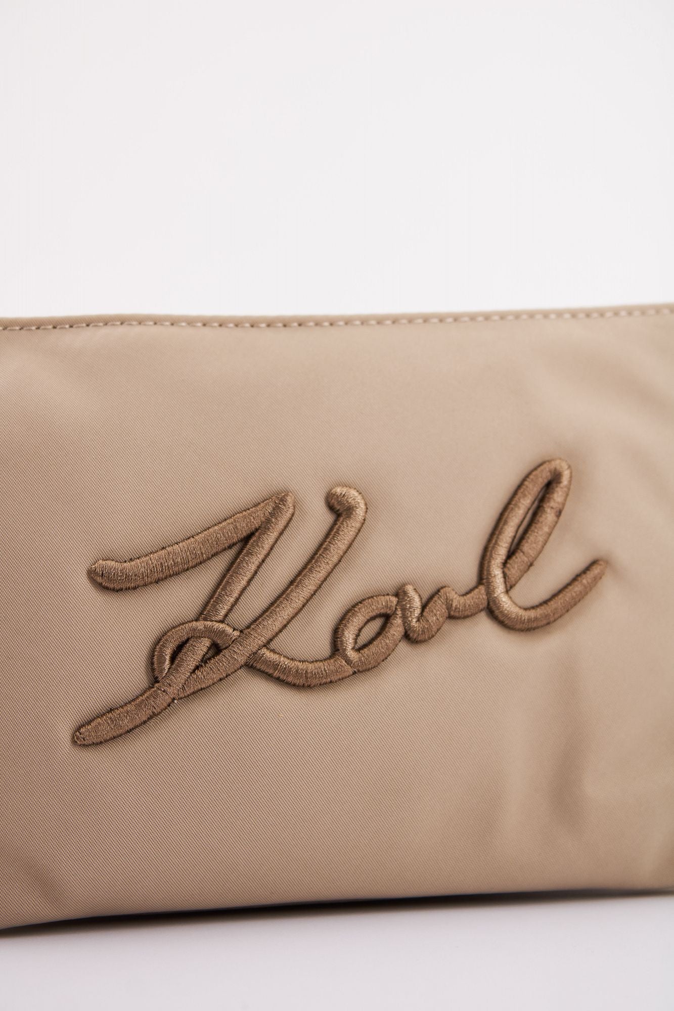 KARL LAGERFELD K/SIGNATURE NYLON CB POUCH en color MARRON CLARO (4)