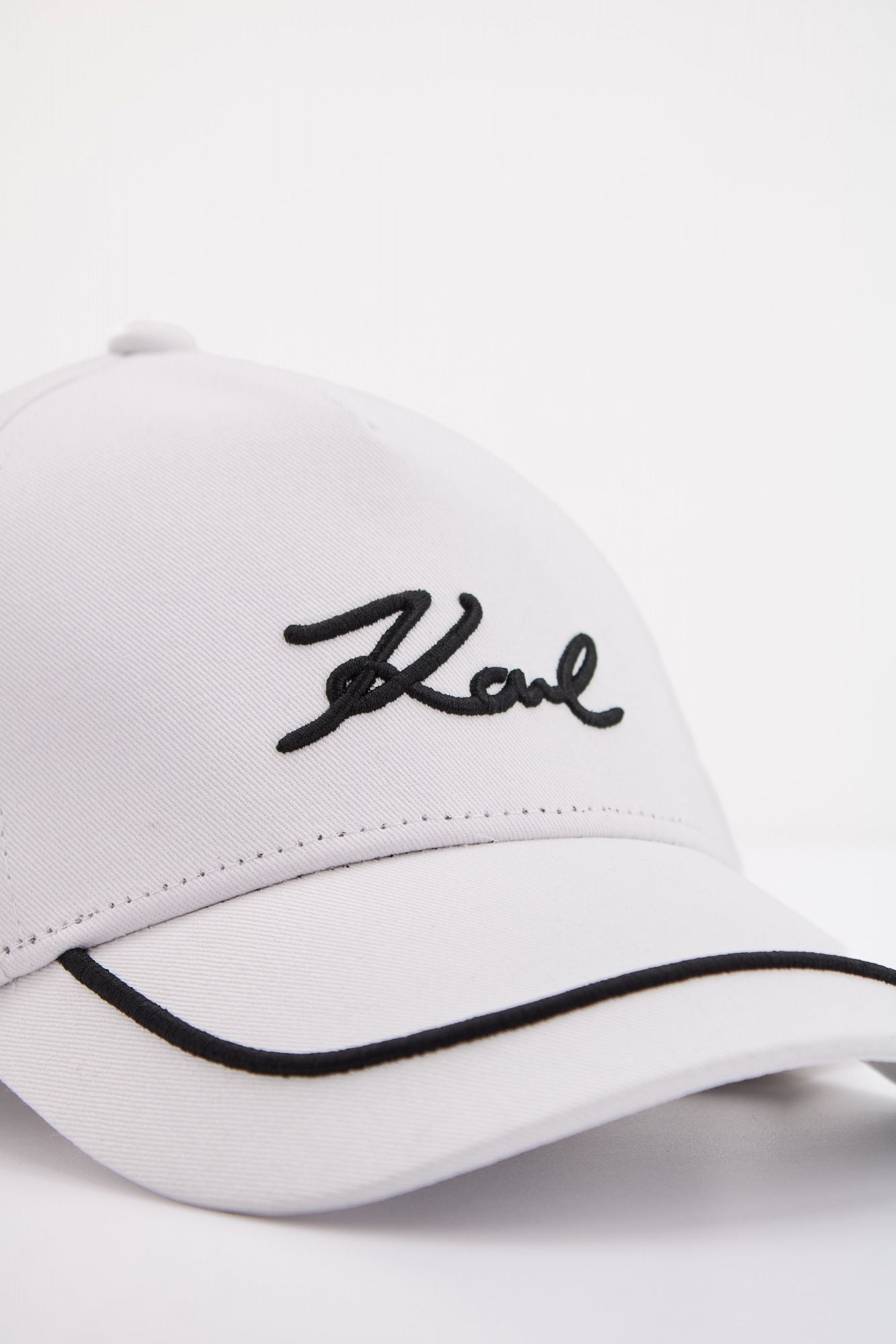 KARL LAGERFELD K/SIGNATURE PIPING CAP en color BLANCO (4)