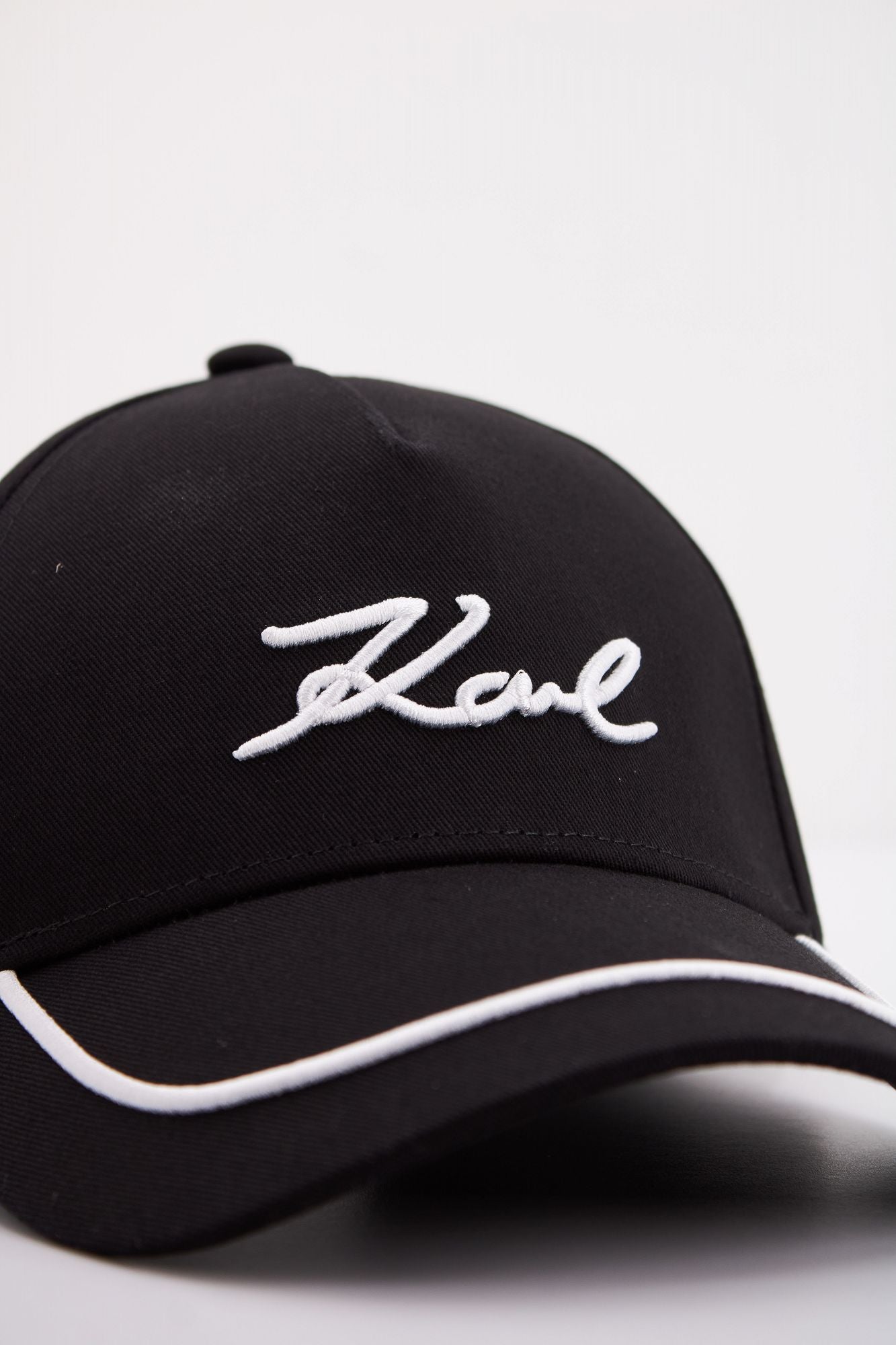 KARL LAGERFELD K/SIGNATURE PIPING CAP en color NEGRO (4)