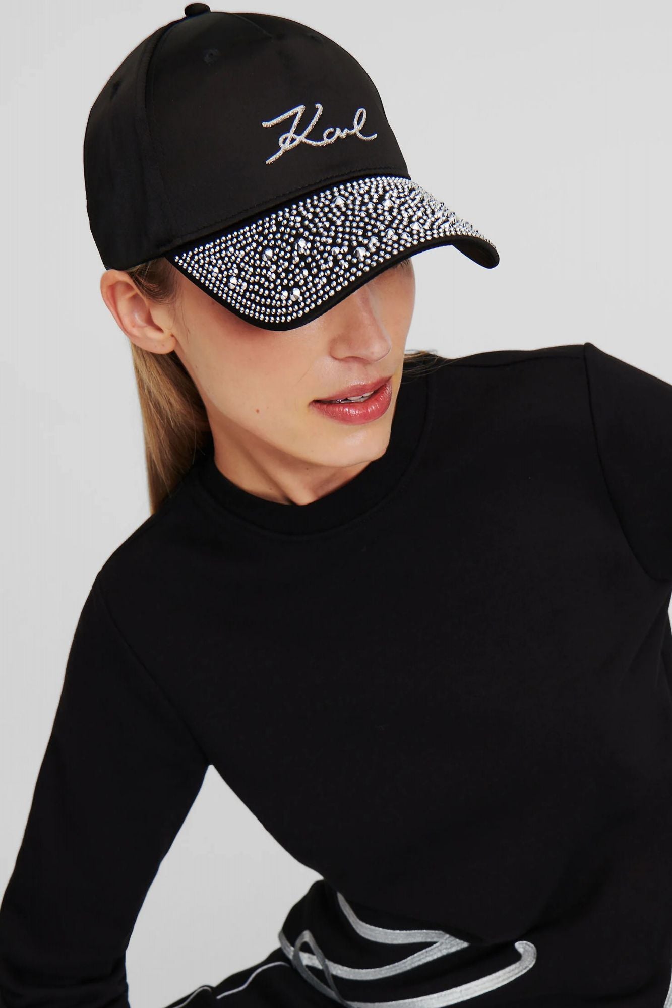 KARL LAGERFELD K/SIGNATURE GLITTER STUD C en color NEGRO (4)