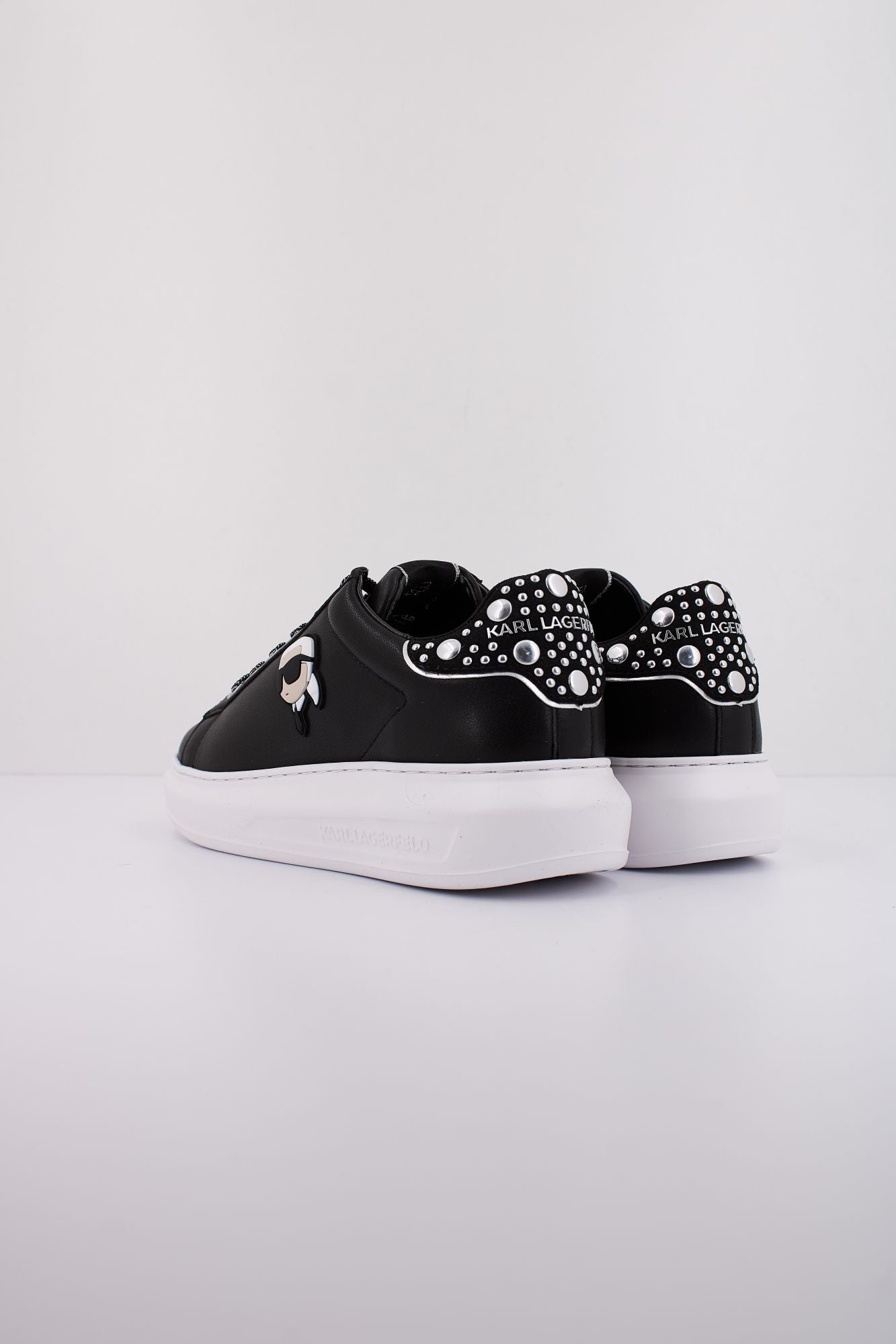 KARL LAGERFELD KAPRI NFT MIRROR STUDS LO en color NEGRO (4)