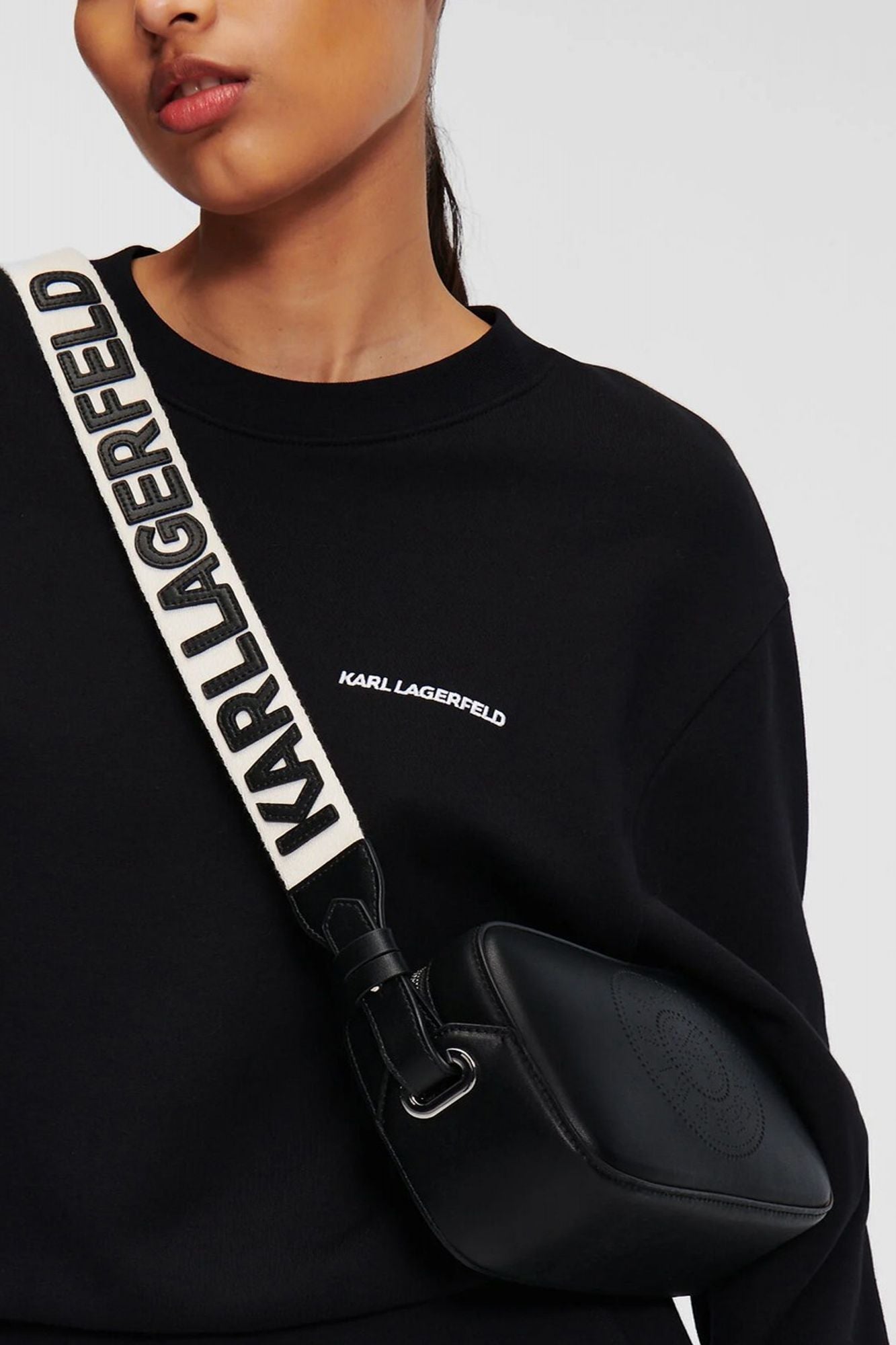 KARL LAGERFELD CIRLCE CAMERA BAG PERFORAT en color NEGRO (4)