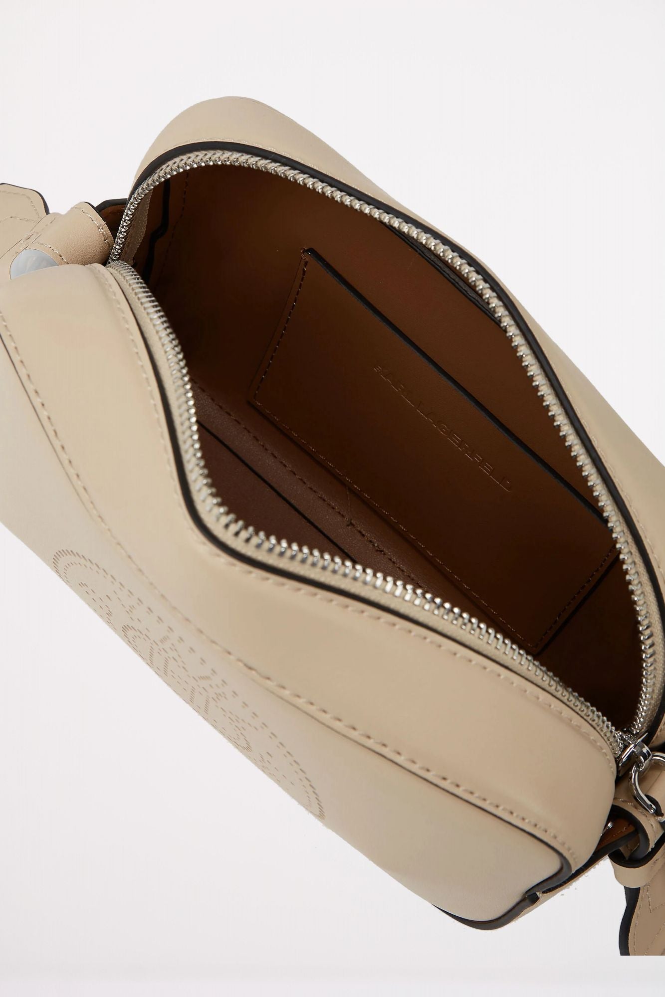 KARL LAGERFELD CIRLCE CAMERA BAG PERFORAT en color BEIS (3)