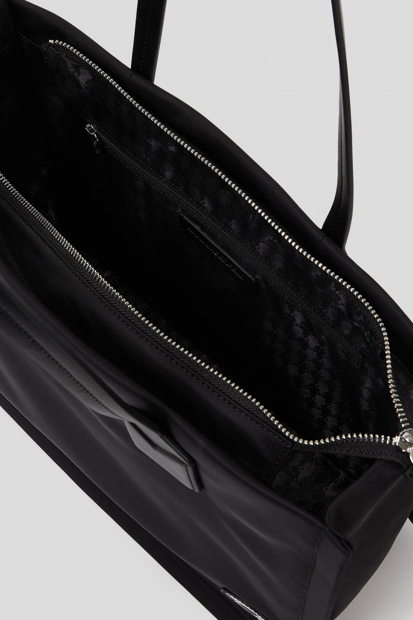 KARL LAGERFELD IKON NYLON MD SQUARE TOTE en color NEGRO (3)