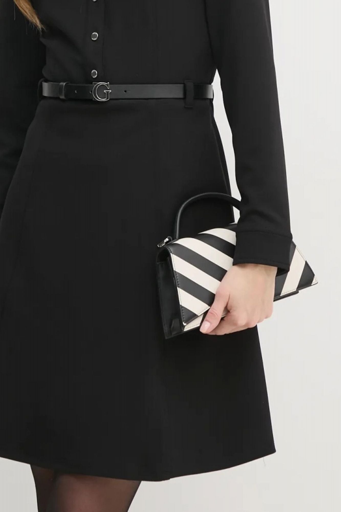 KARL LAGERFELD SIGNATURE SP SLIM CROSSBOD en color NEGRO (4)