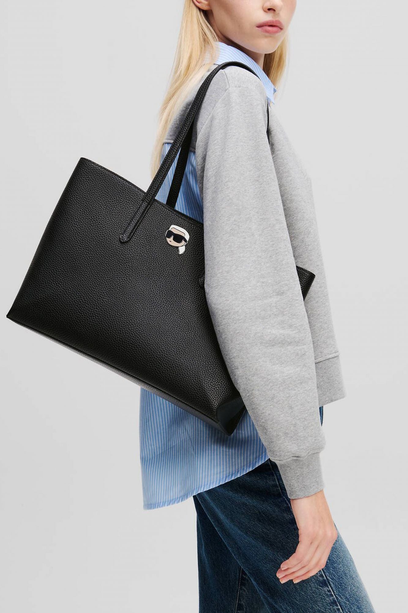 KARL LAGERFELD  IKON PEBBLE LG TOTE en color NEGRO (5)